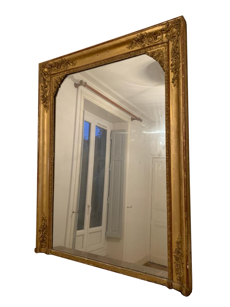 Nineteenth century mirror in wood and stucco gilded with rich gold leaf ornamentation, 101x127 cm