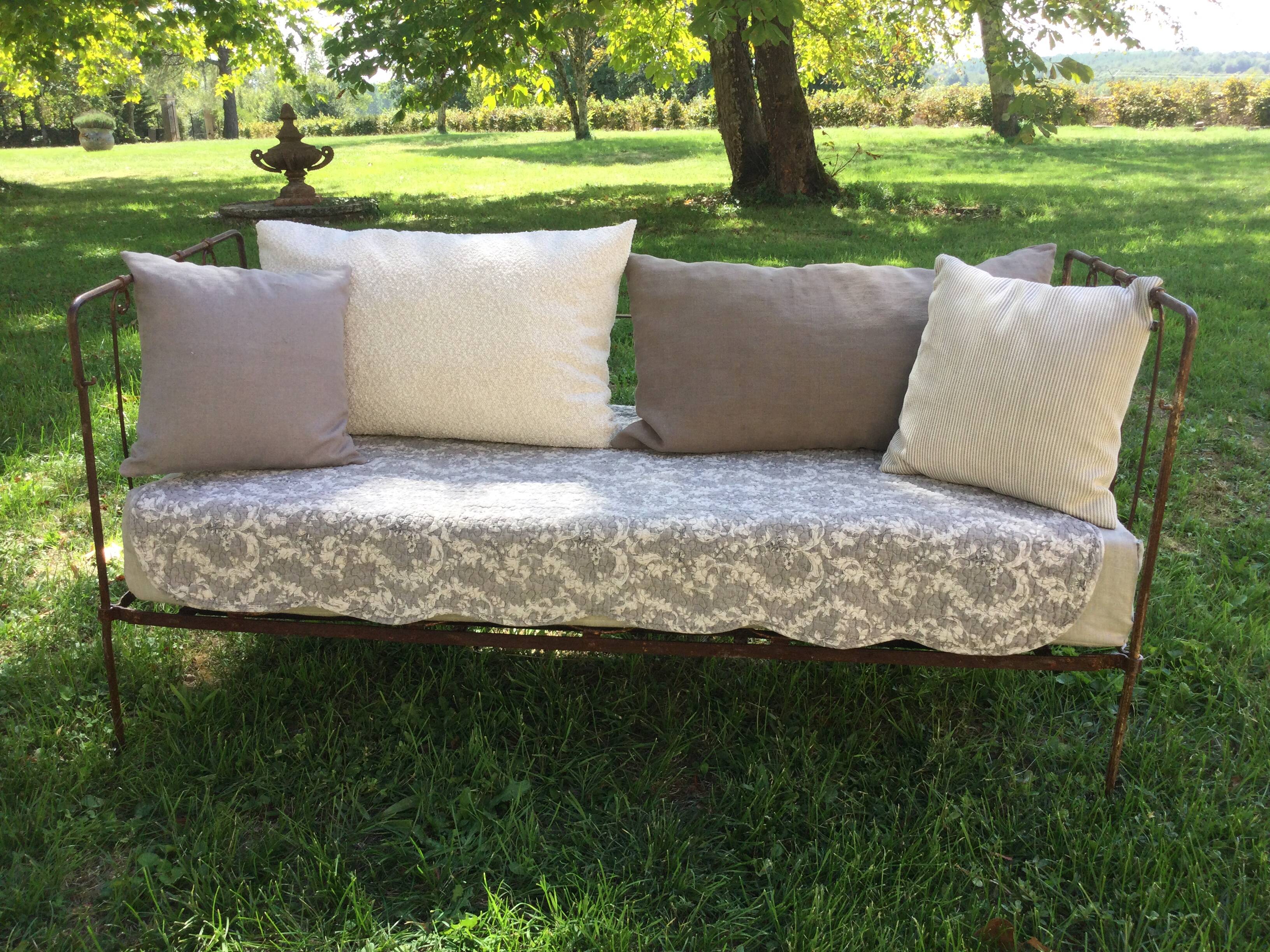 Lit banquette ancien fer forgé avec coussins