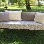 Lit banquette ancien fer forgé avec coussins