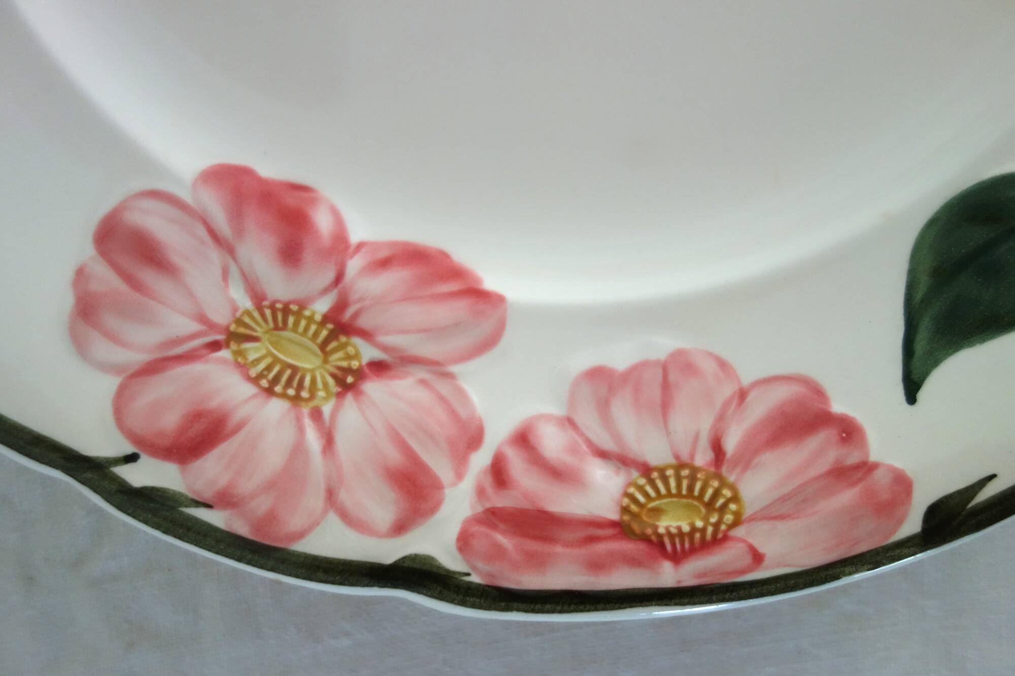2 round plates Villeroy & Boch "Wild Rose", 1970