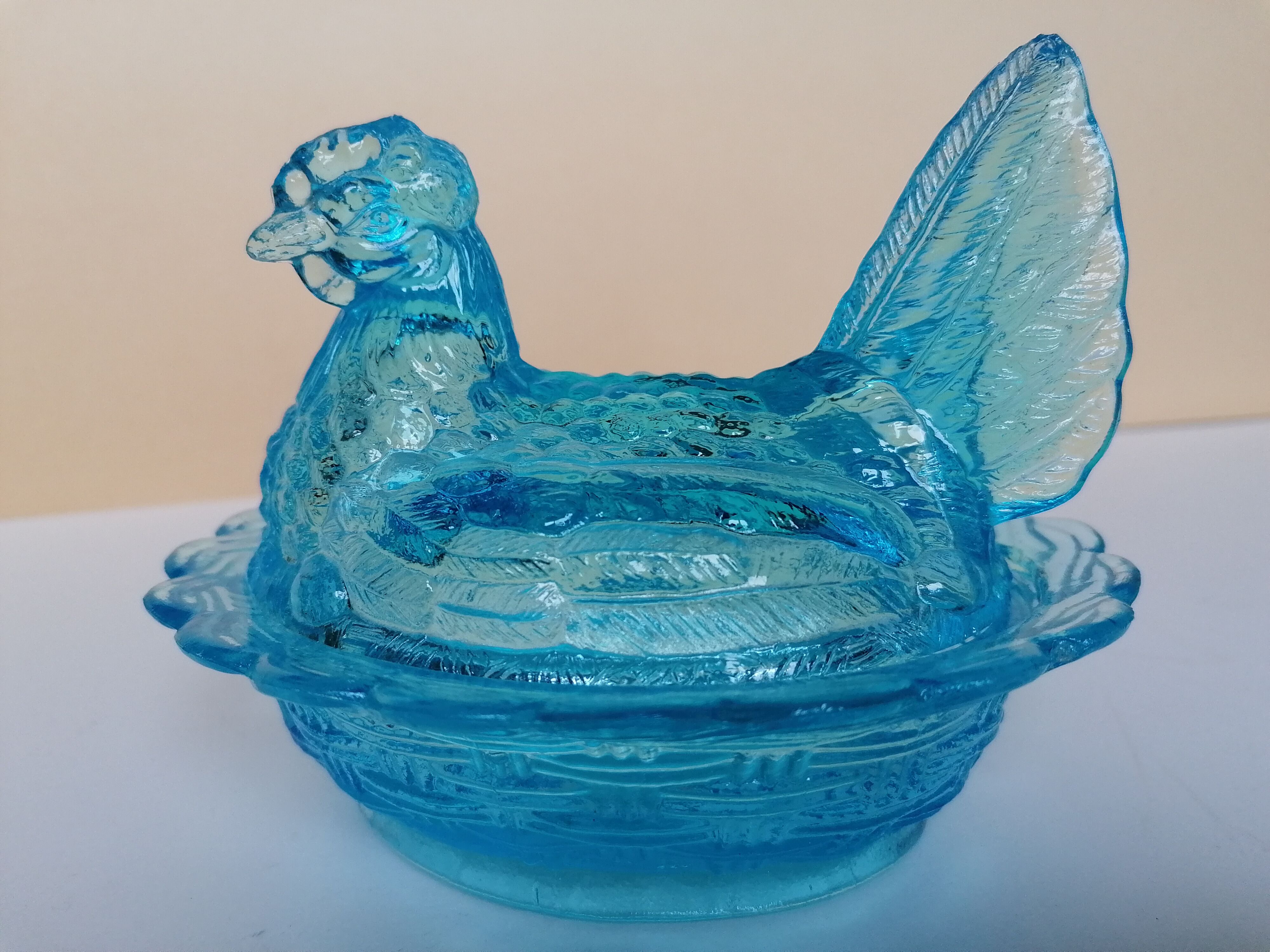 Poule en verre bleu