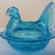 Poule en verre bleu