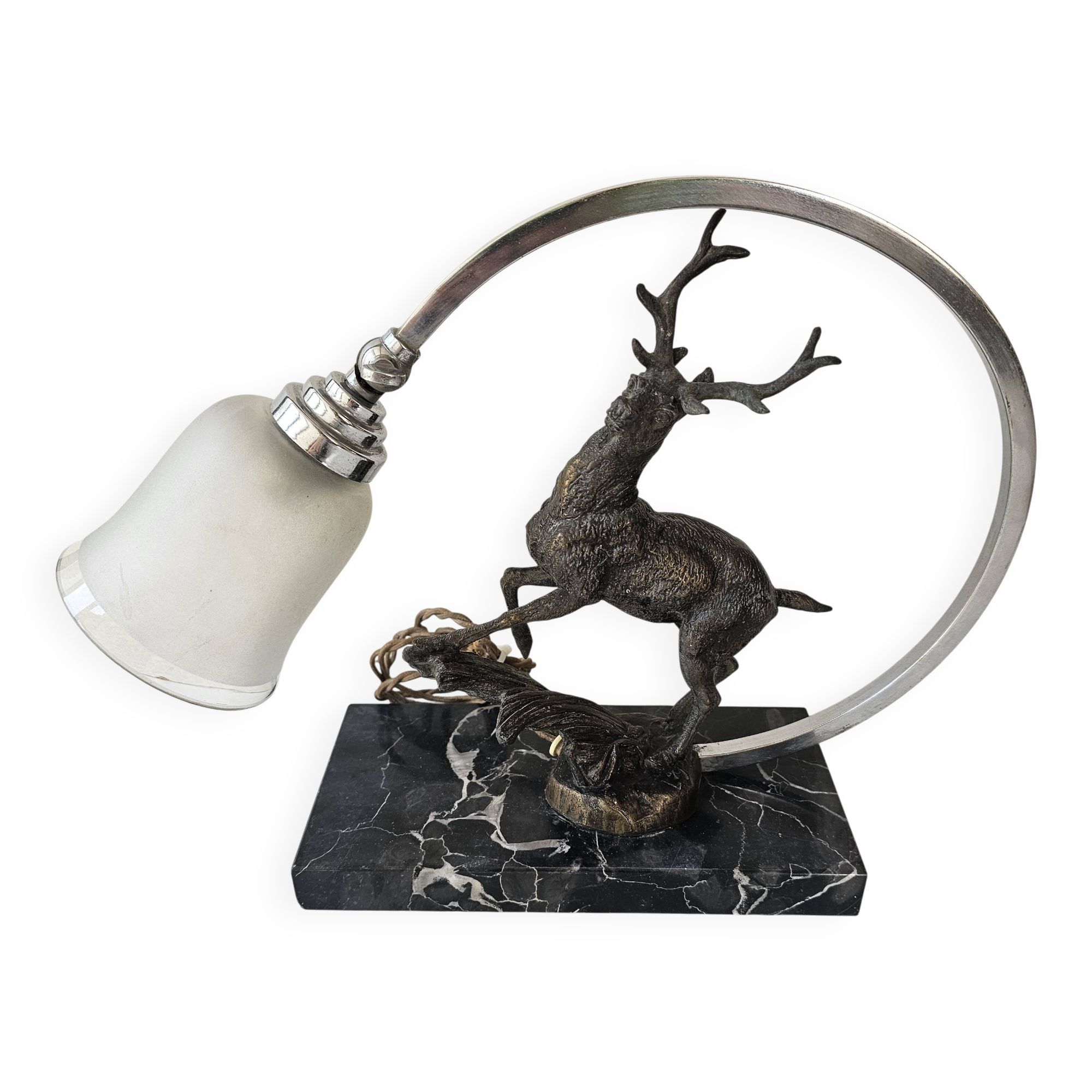 Lampe veilleuse de style Art Déco représentant un cerf sur un socle en marbre