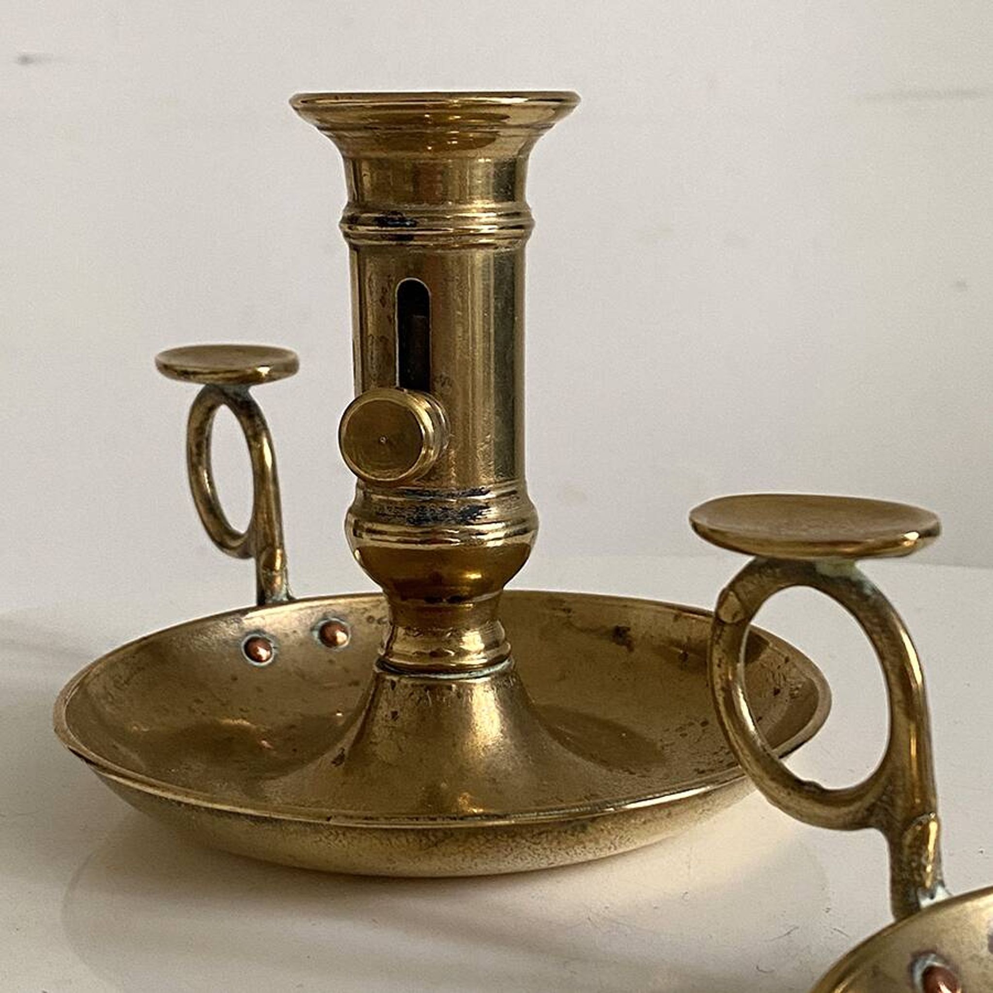 Paire de bougeoirs en laiton