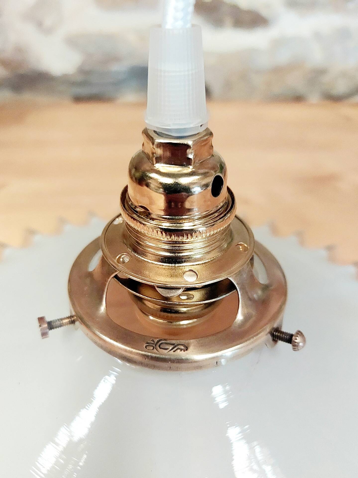 Suspension in white opaline