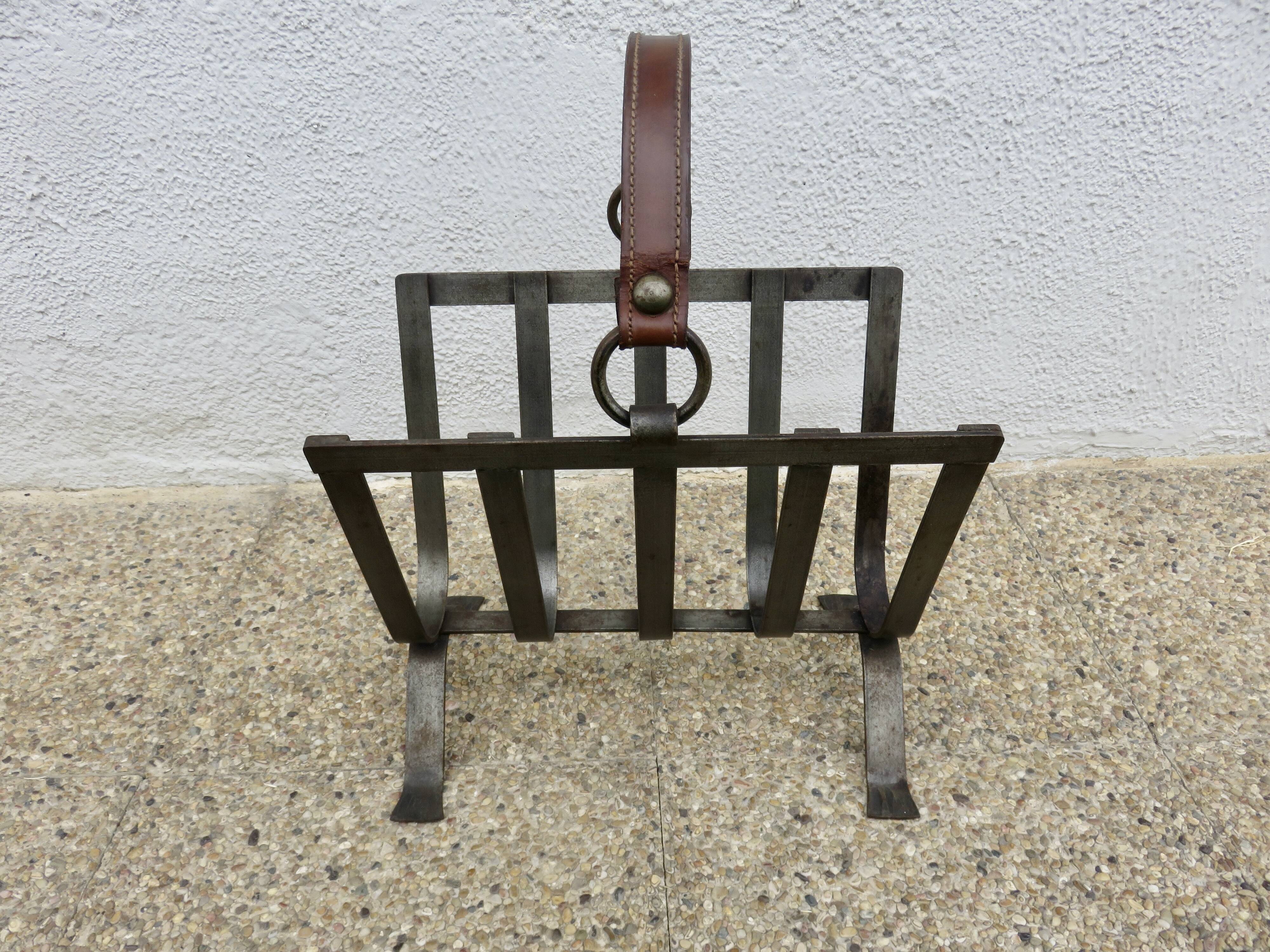 Porte revue en acier brut et cuir, dans le style de Jacques Adnet