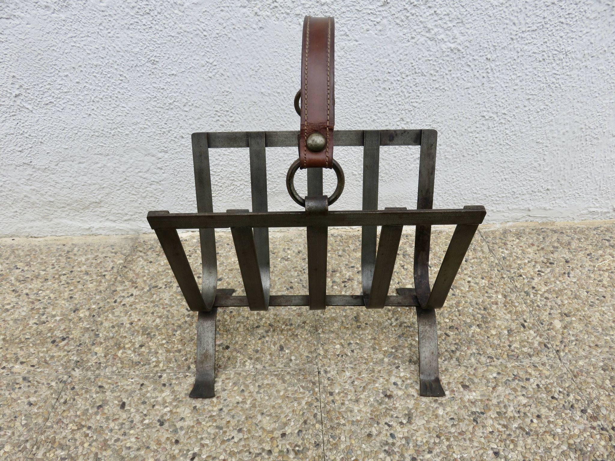 Porte revue en acier brut et cuir, dans le style de Jacques Adnet