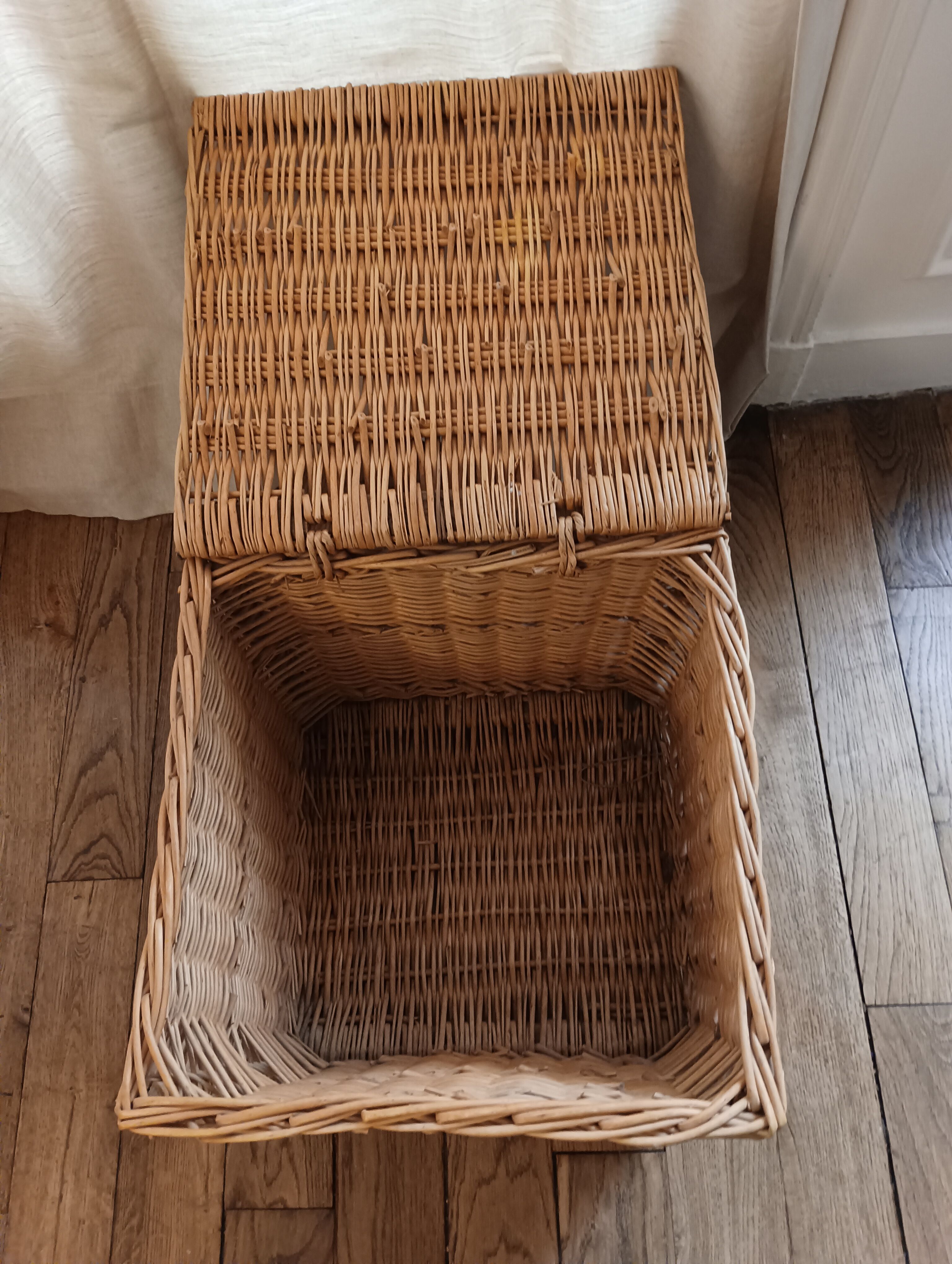 Wicker trunk