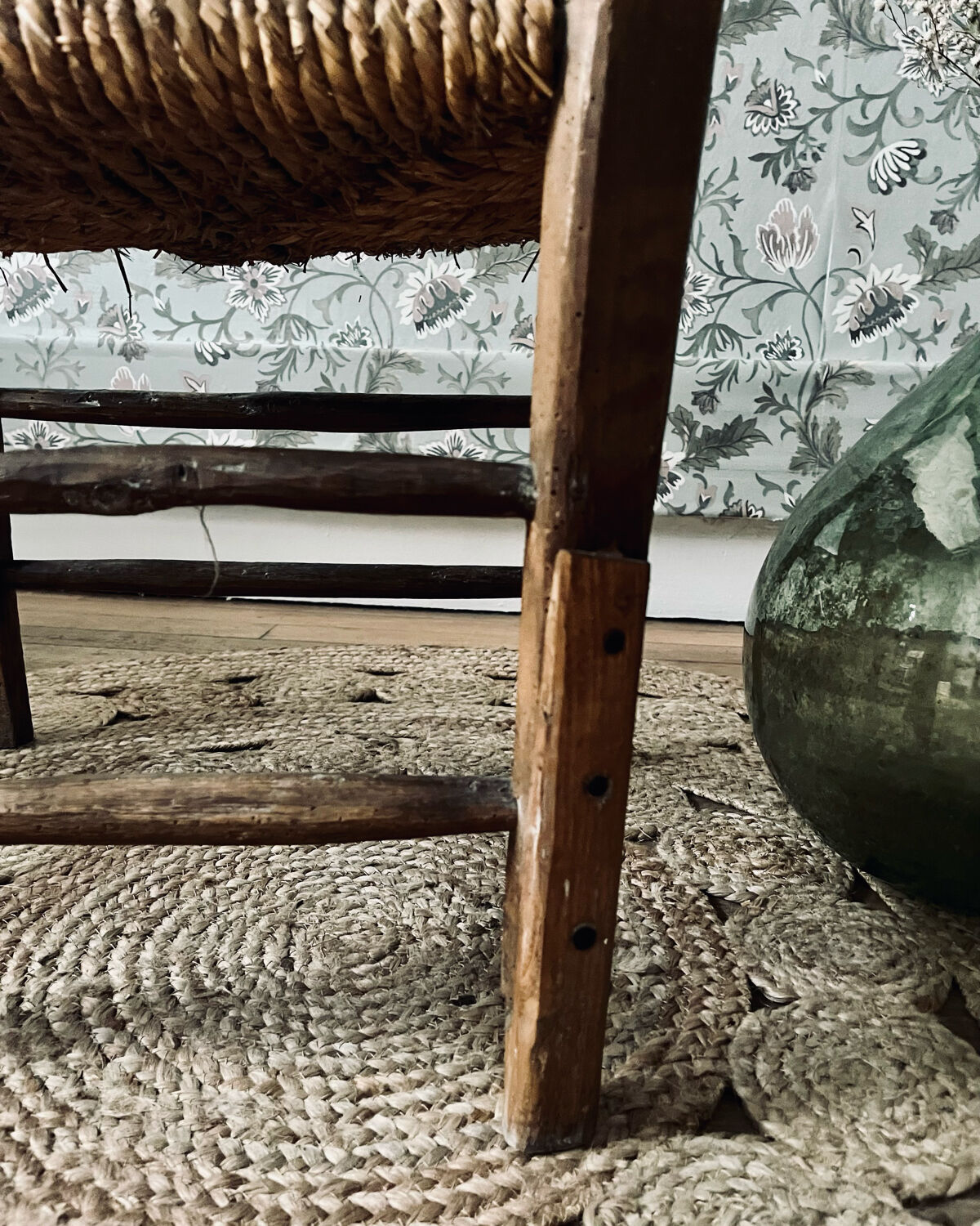 Fauteuil vintage en bois et assise paillée