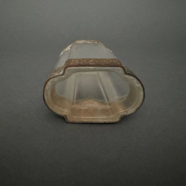 Vase soliflore 1900 ornementé d'une galerie en laiton style Louis XVI