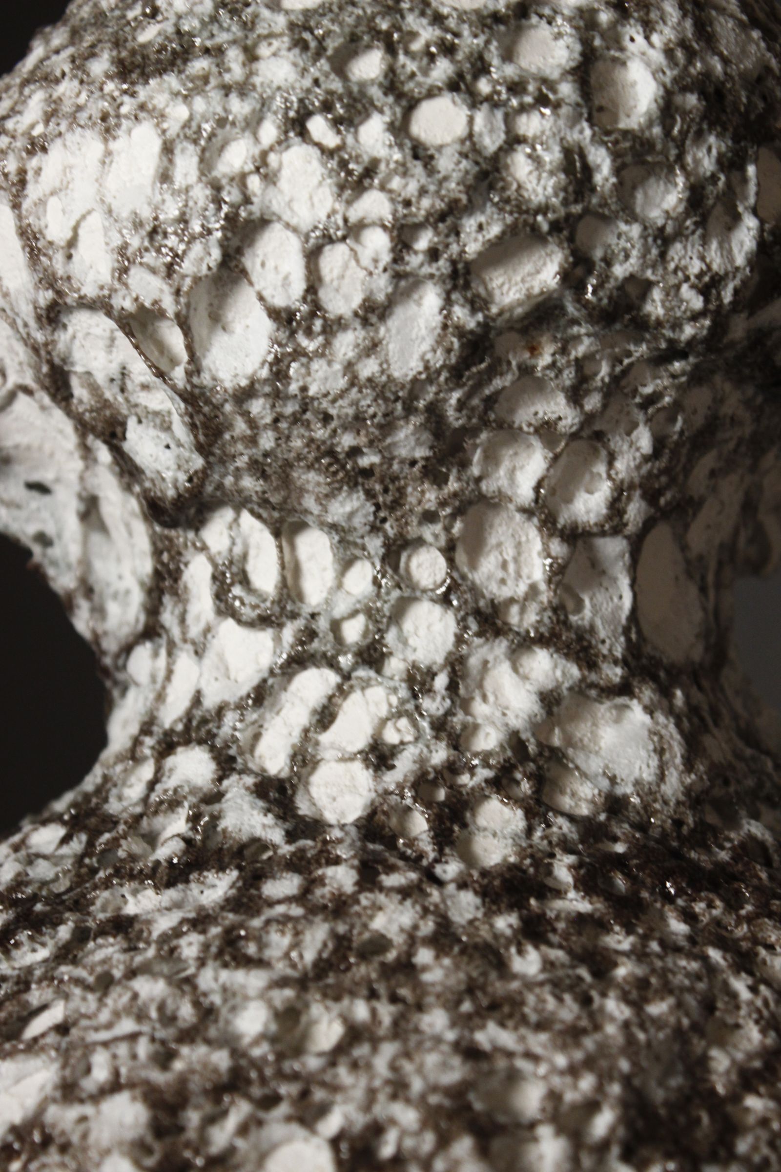 Large ceramic lamp base, fat lava, brutalist design, double lighting.