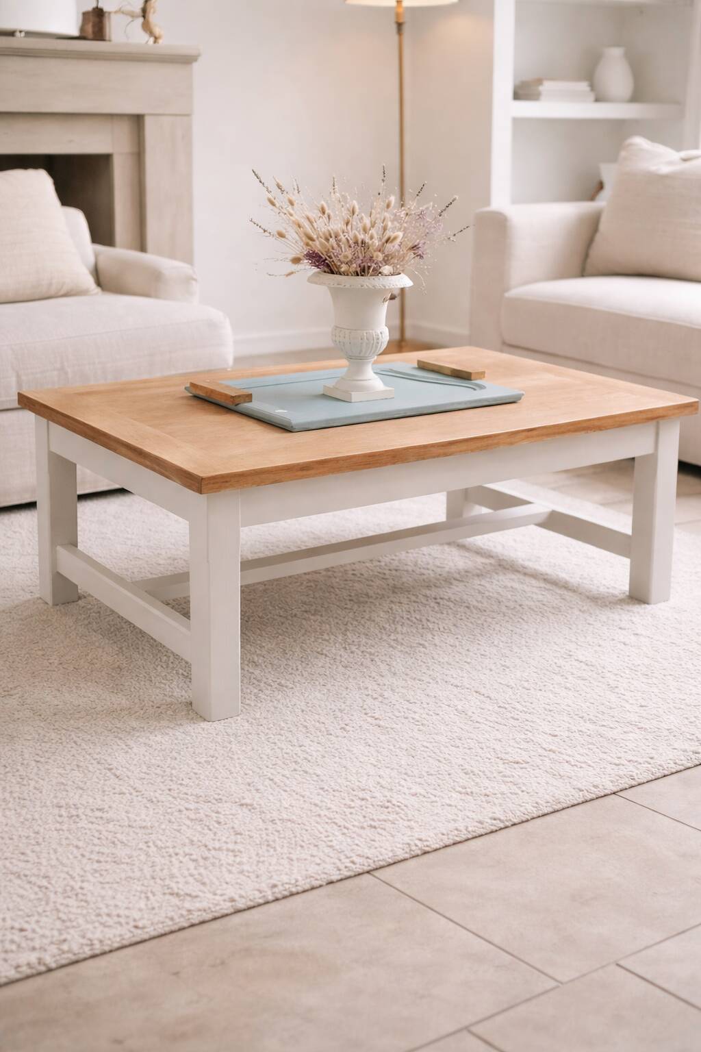 Table basse vintage en bois – esprit campagne chic.