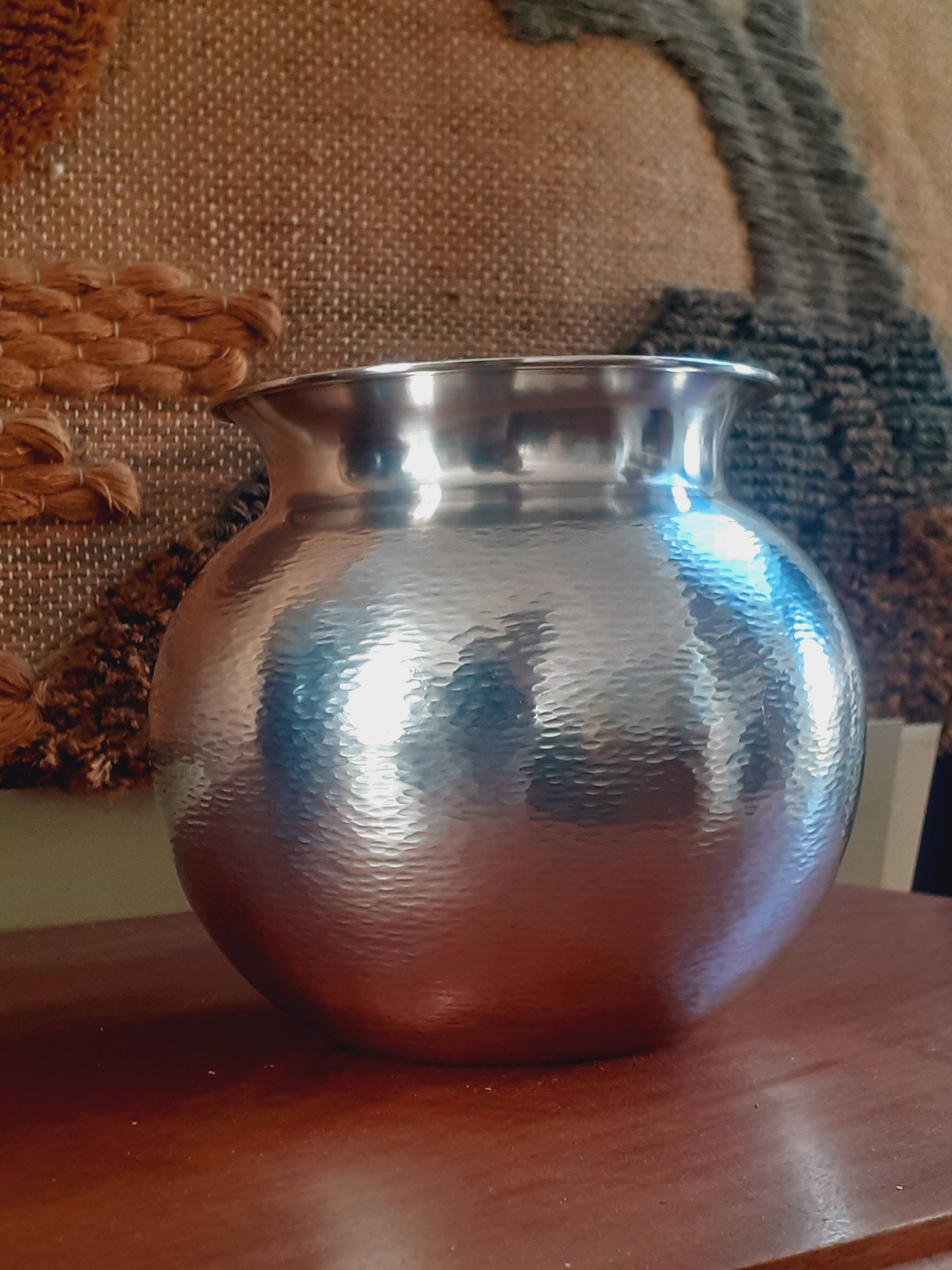 Vase boule style Art Déco en argent massif martelé