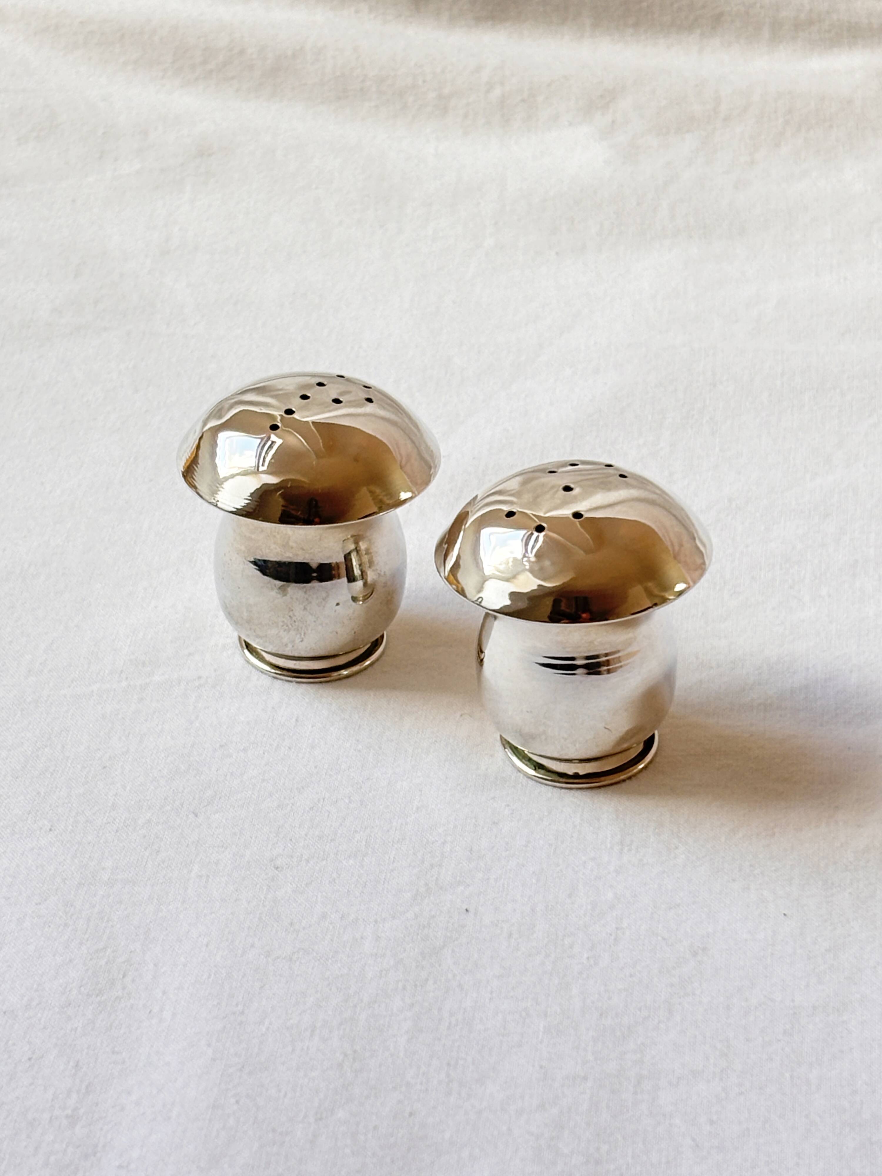 Paire de salière et poivrier en argent 800 en forme de champignon