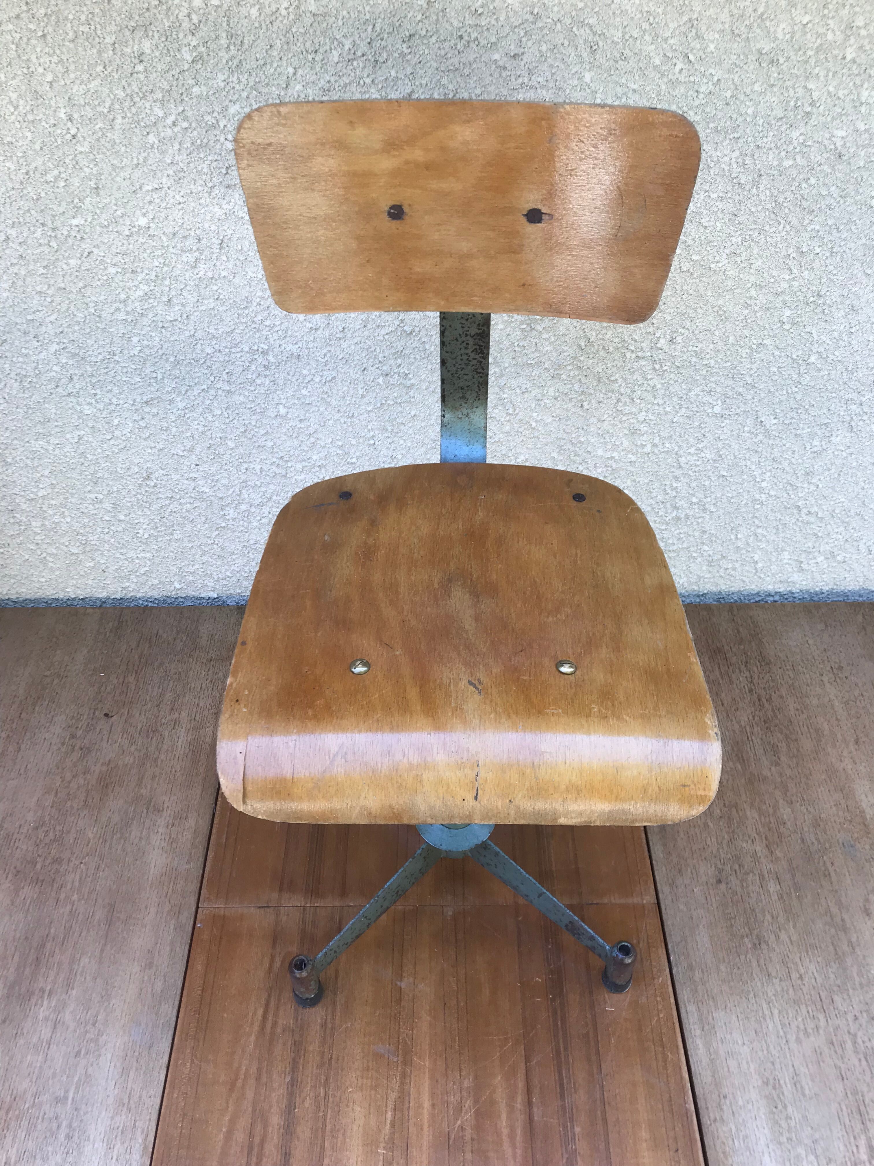Former metal workshop chair - wood assise adjustable height vintage