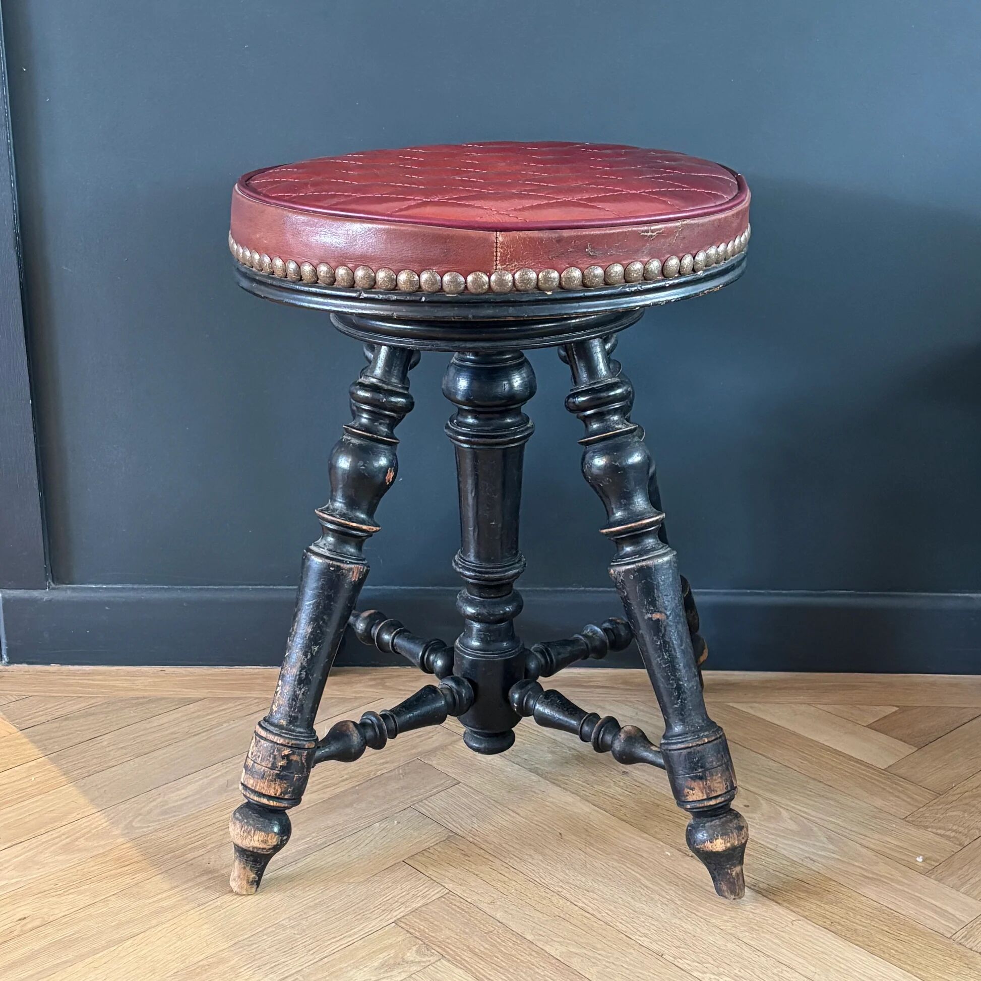 Tabouret de piano en cuir capitonnée et bois noirci