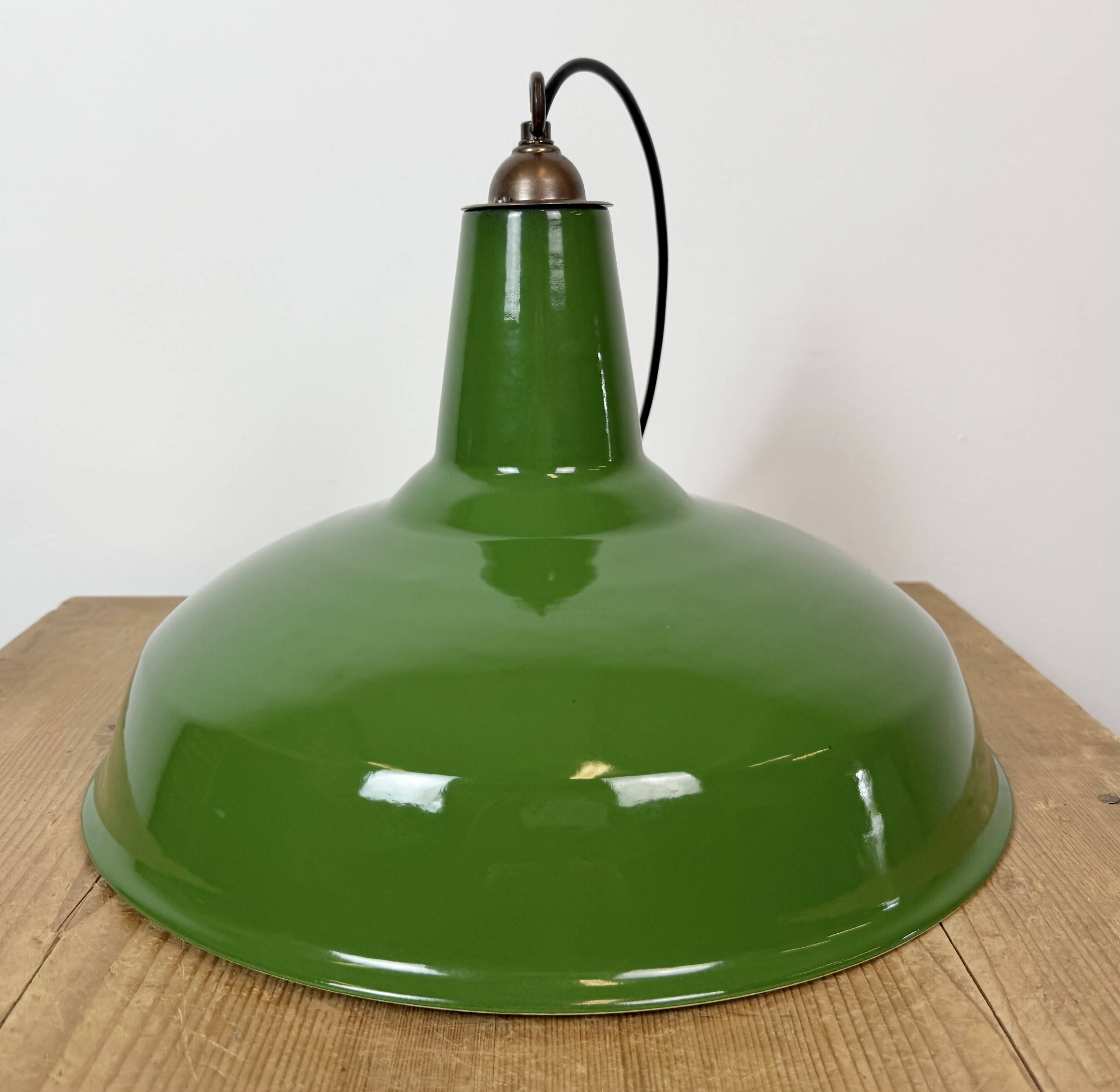 Lampe suspendue en émail vert industriel de Jackson Electrical Co., années 1960.