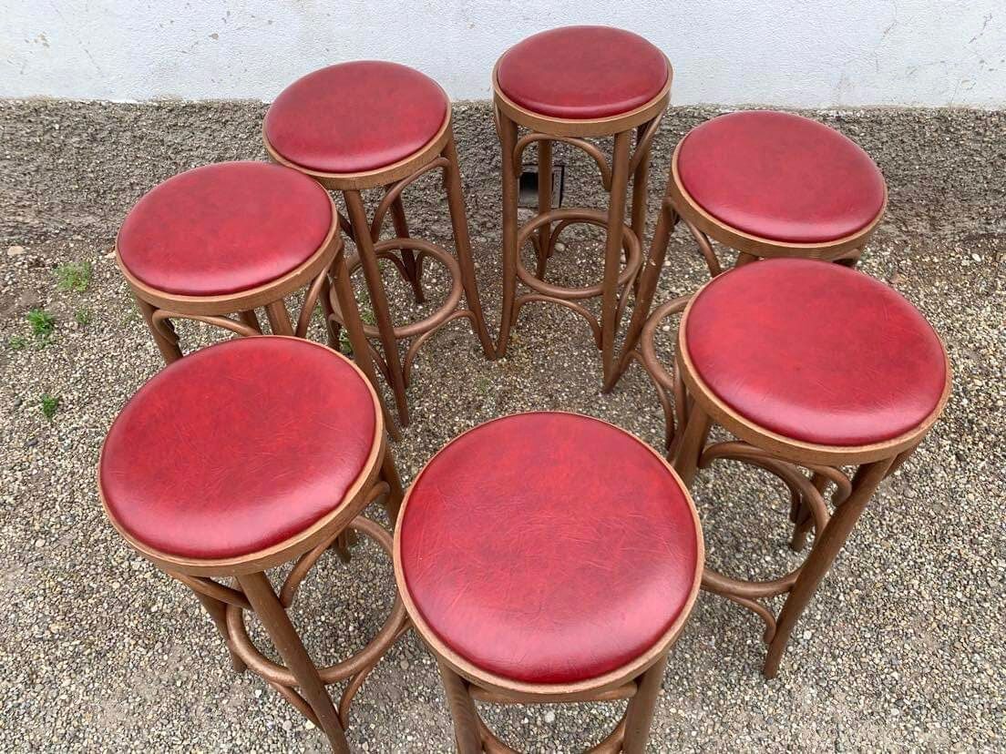 Lot de 7 tabourets de bar en bois courbé assise skaï rouge