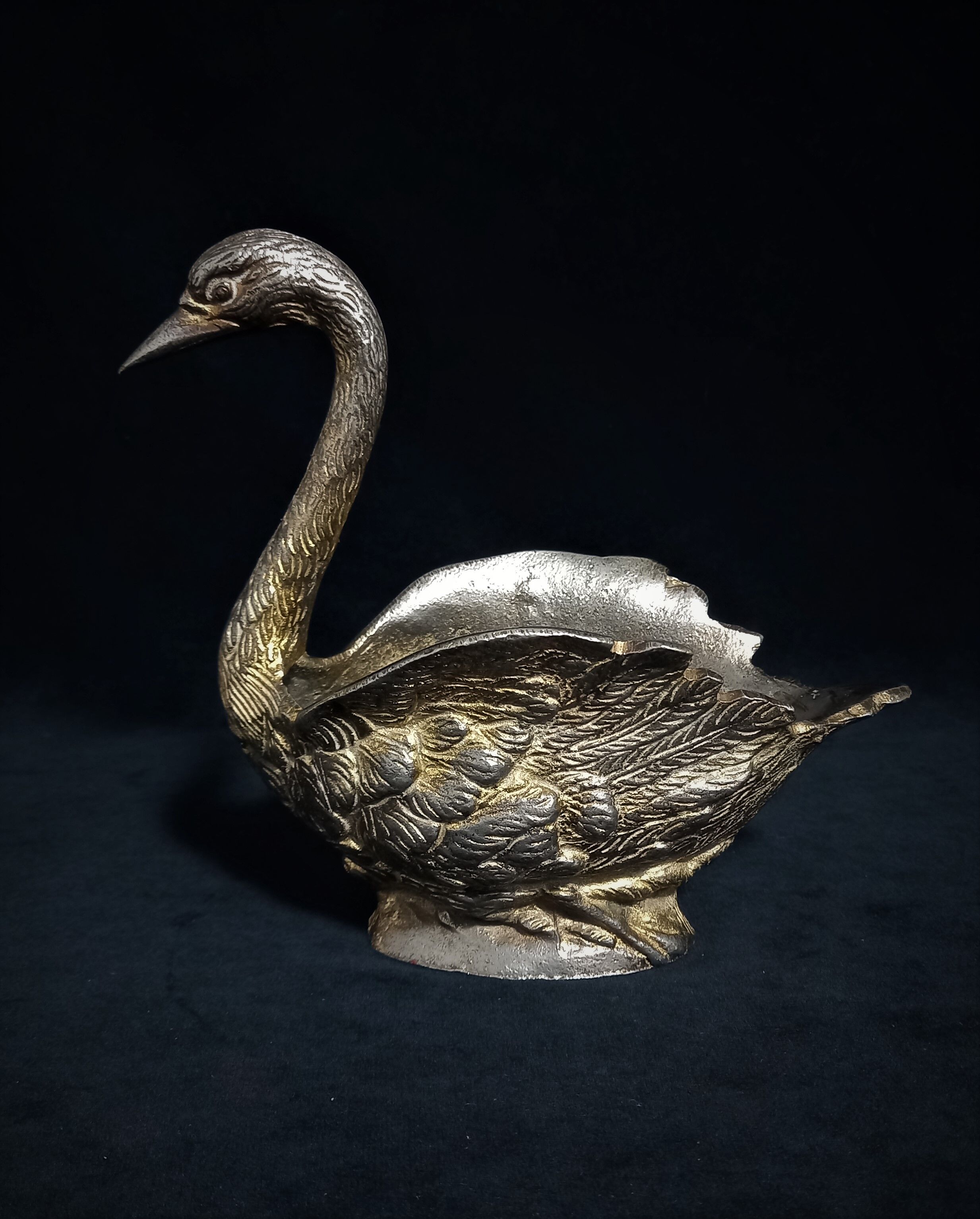 Planter in the shape of a swan