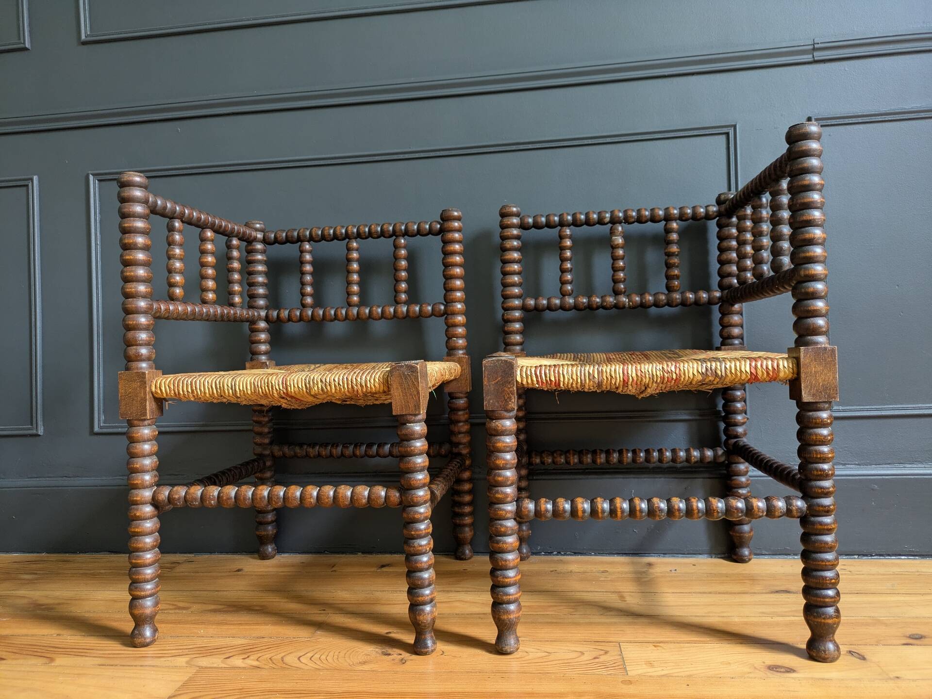 Paire de fauteuils anciens dits "Bobine"