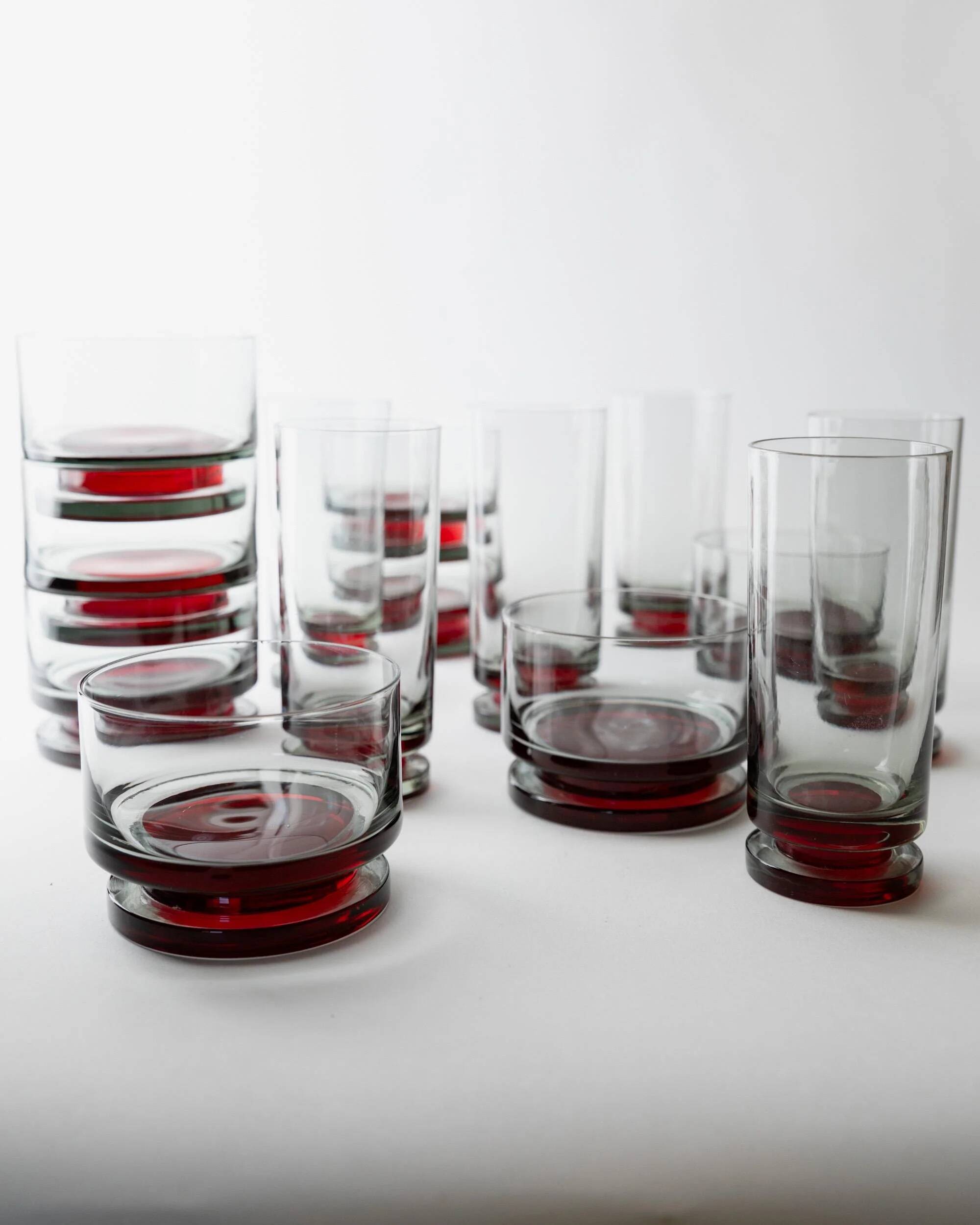 Ensemble vintage de 8 verres à boire des années 1970, verre gris avec pied rouge, larges coupes pour champagne, vin ou desserts, décoration de table rétro, idée cadeau