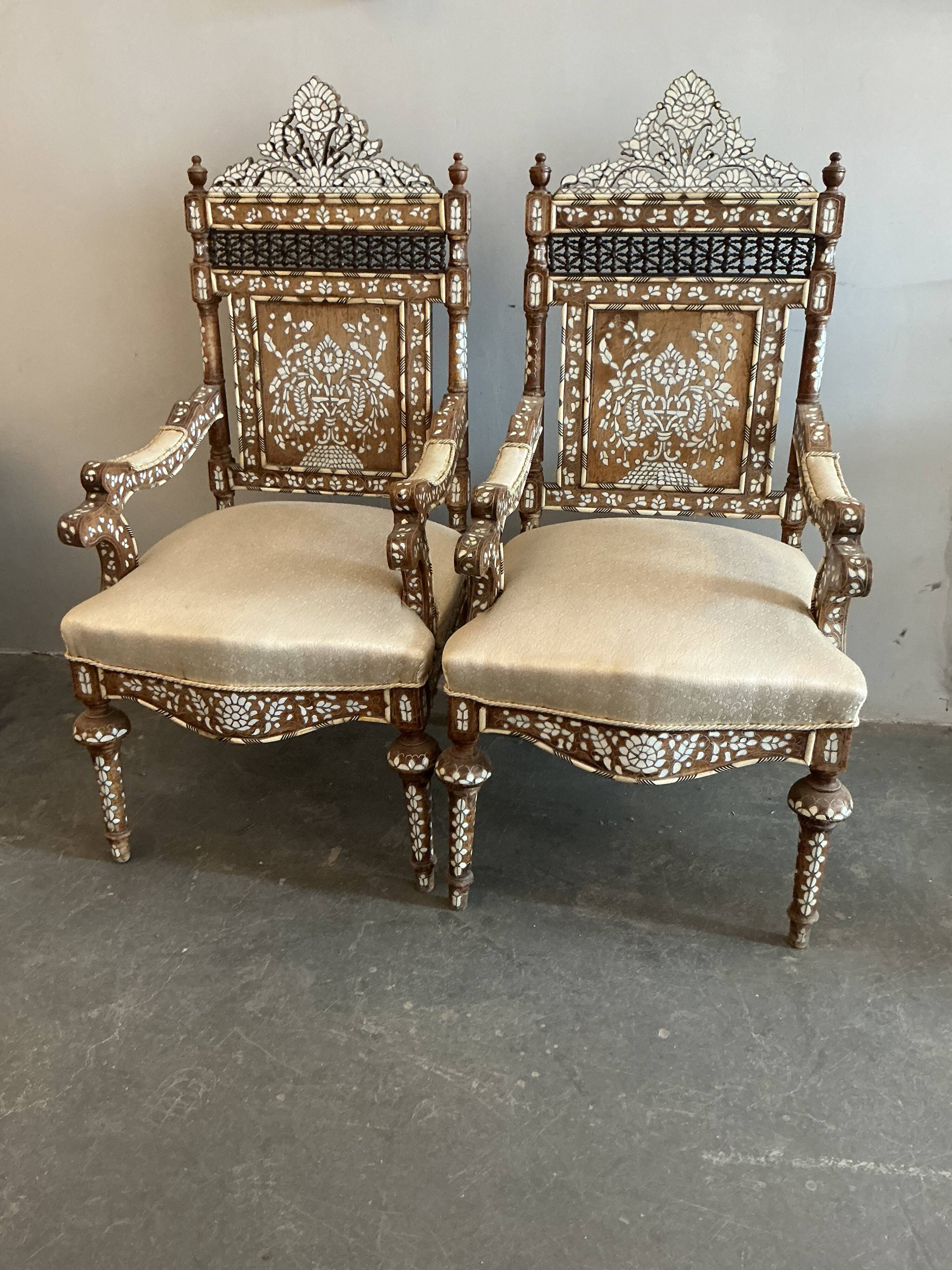 fauteuils syrien en noyer incrusté de nacre