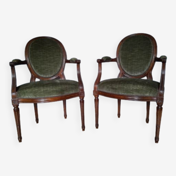 Paire de fauteuils médaillon Louis XVI