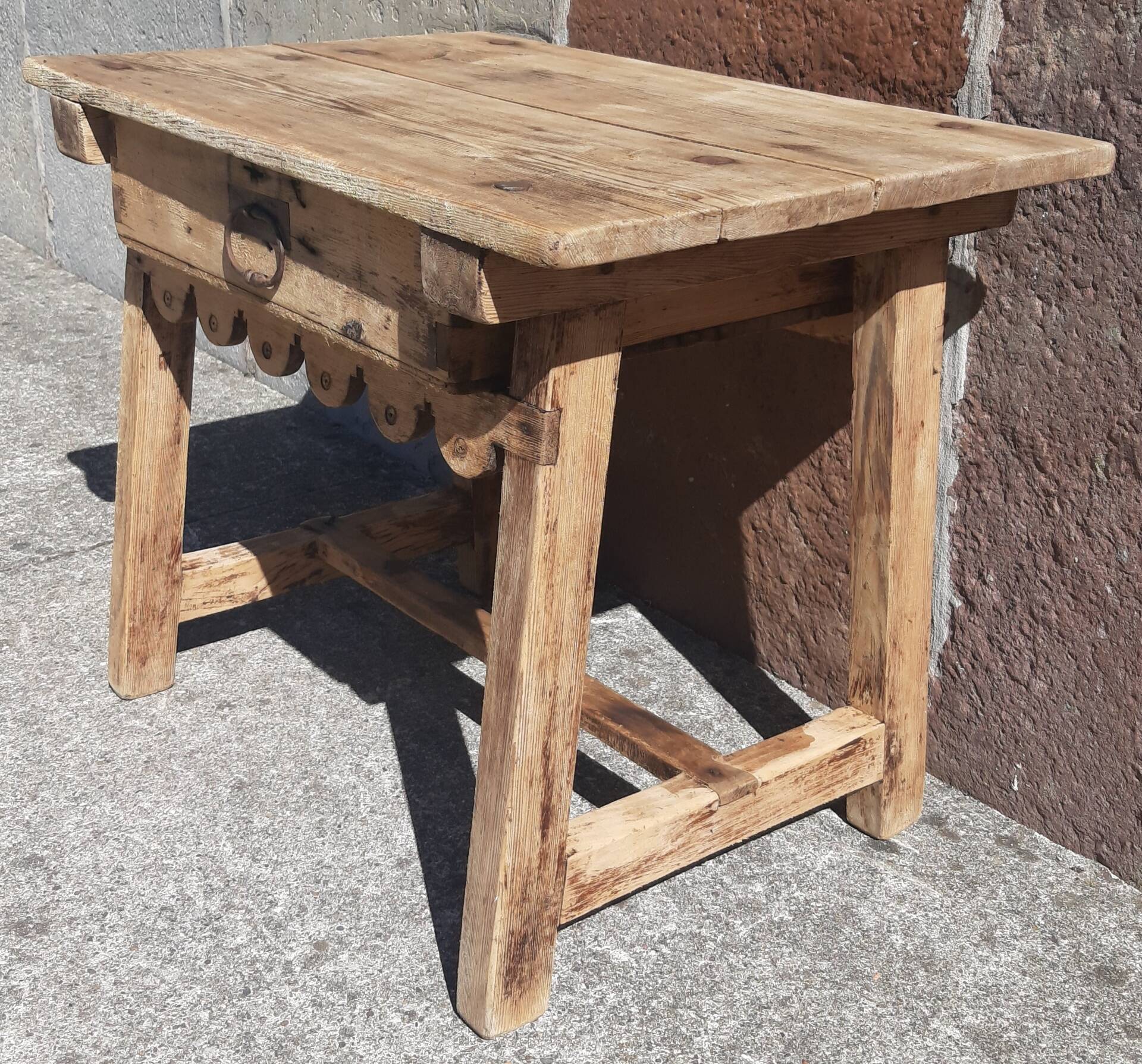 Table basse ou d' appoint. (18ème siècle)
