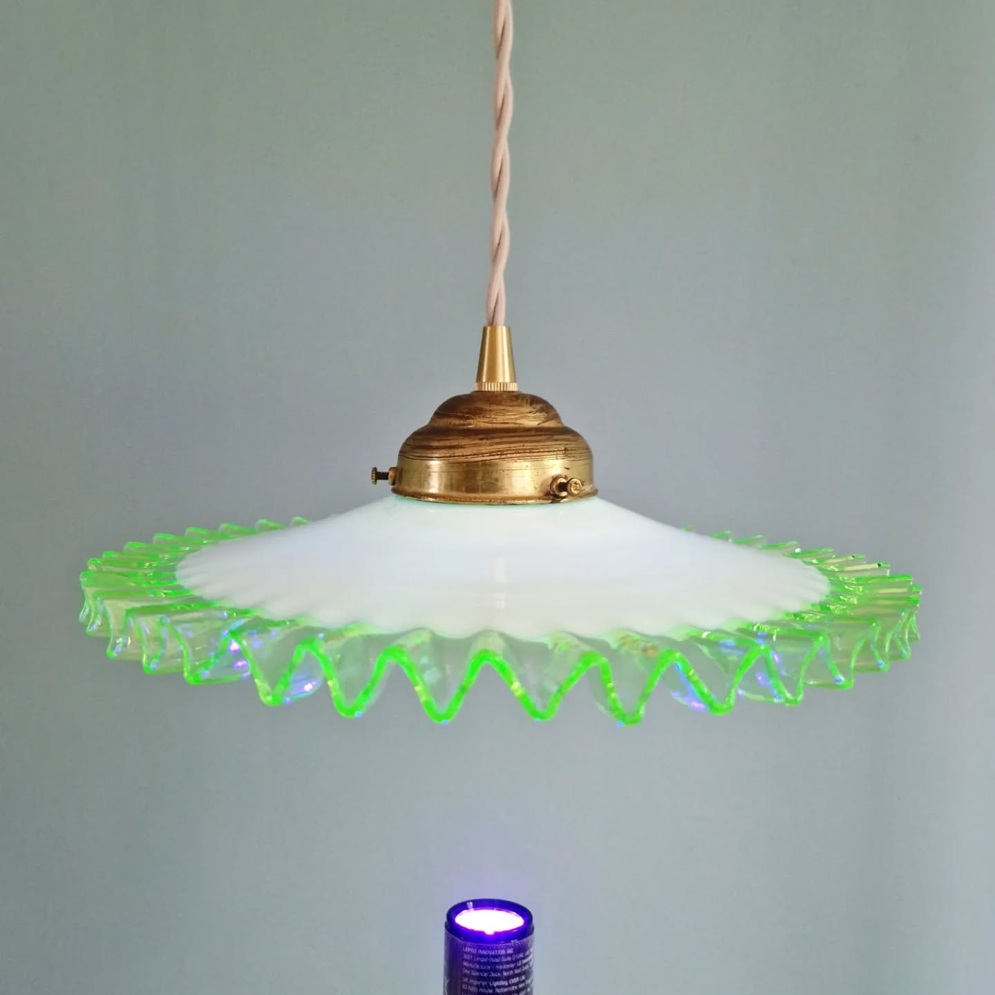 Suspension Art Déco en opaline blanche et ouraline, 1920-30