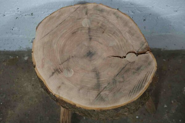 Tabouret, table d'appoint tripode brutaliste en bois brut