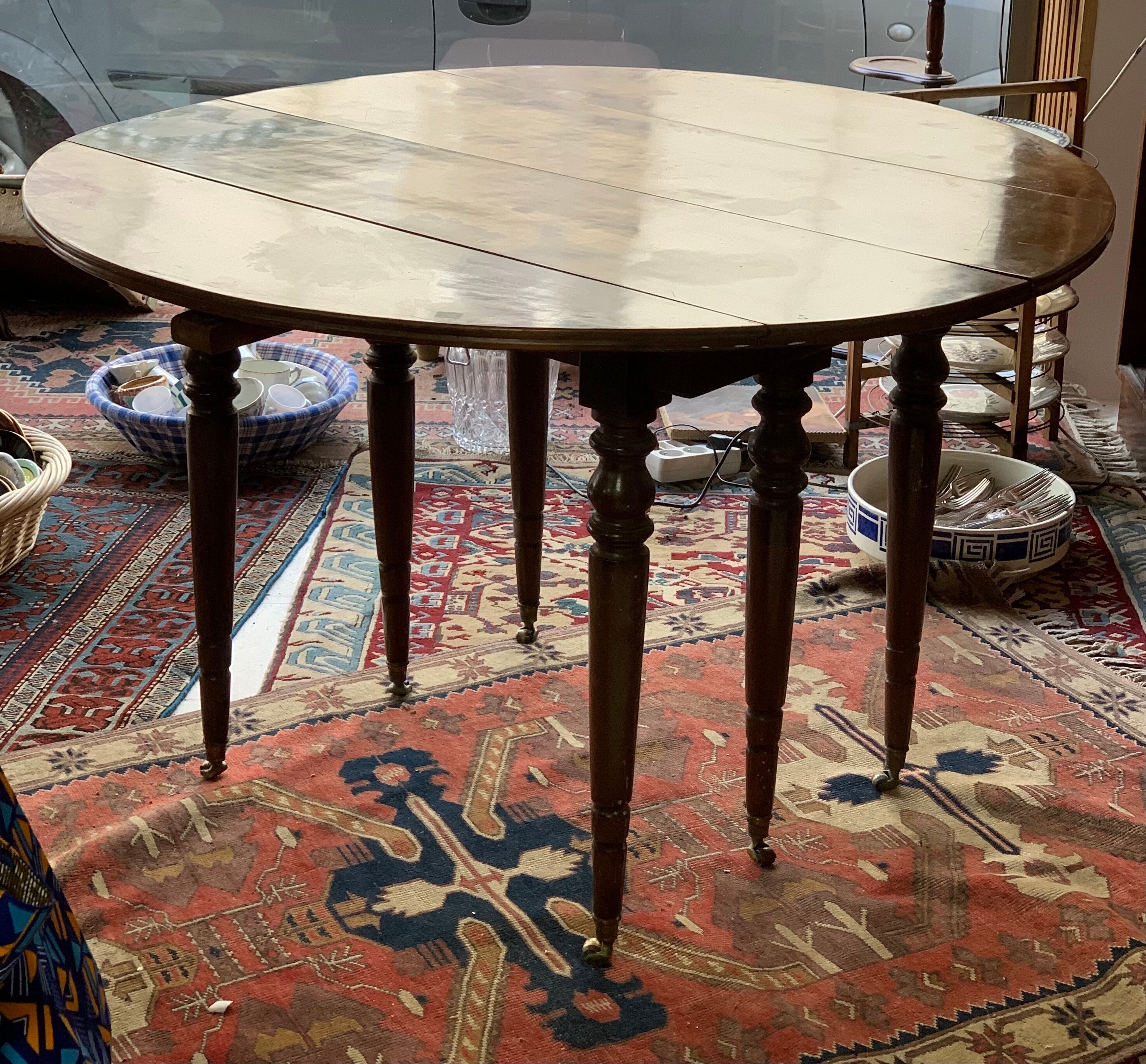 Dining room round table, 2 flaps, 6 feet