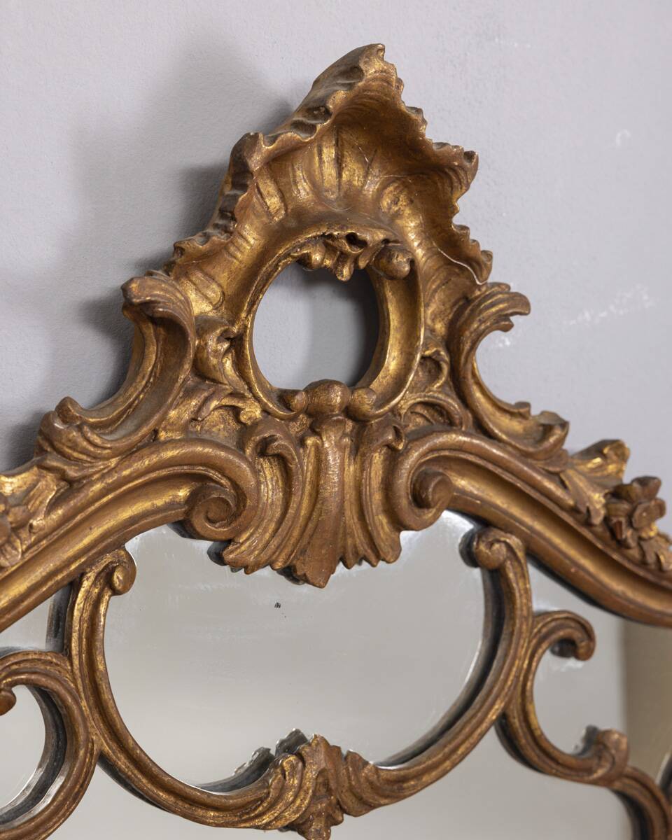 EARLY 20TH CENTURY BAROQUE-STYLE GOLDEN WOODEN WALL MIRROR