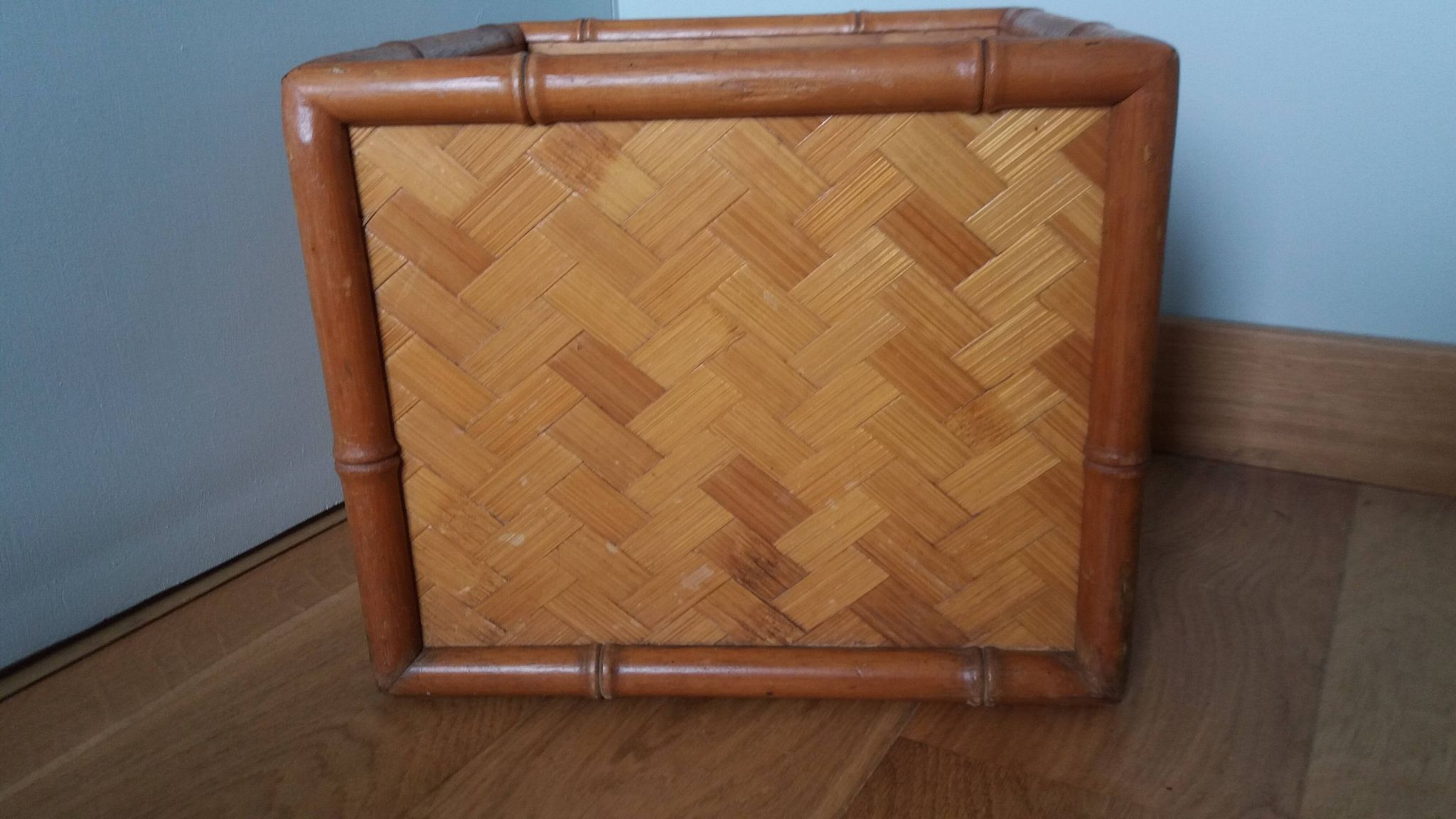 Cache pot, storage box in wood and rattan.