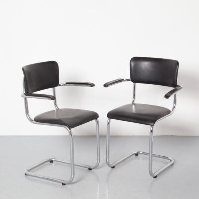 Tubax cantilever chair with black armrest
