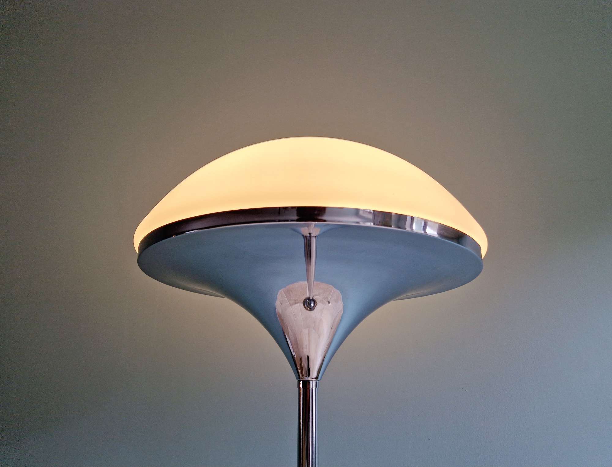 Modernist floor lamp in chrome metal and satin glass, 1960.