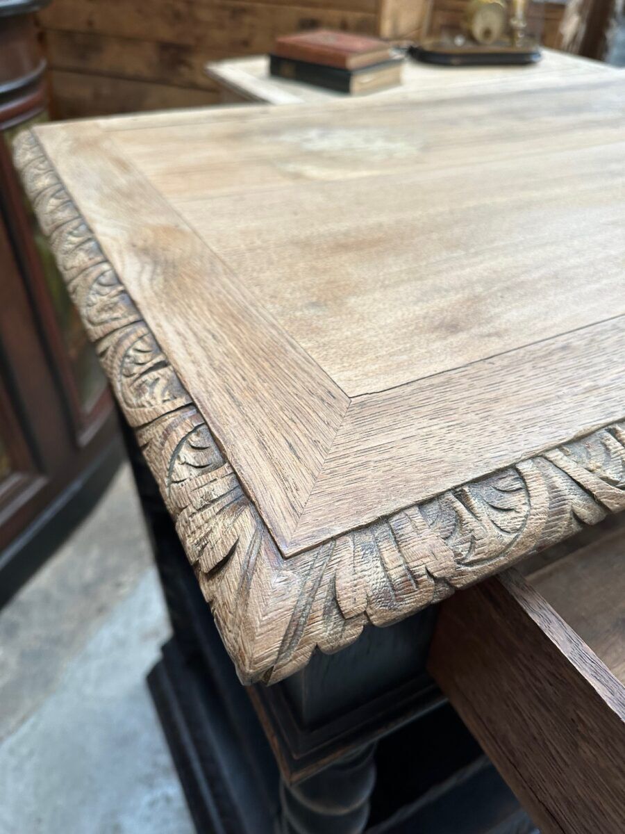 Console from the 19th century in oak.