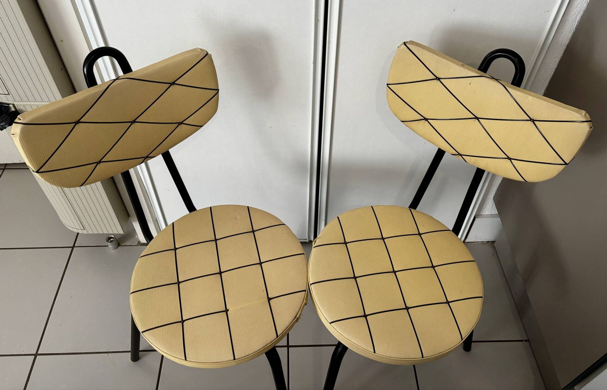 Paire de chaises vintage rétro jaune moutarde et métal noir