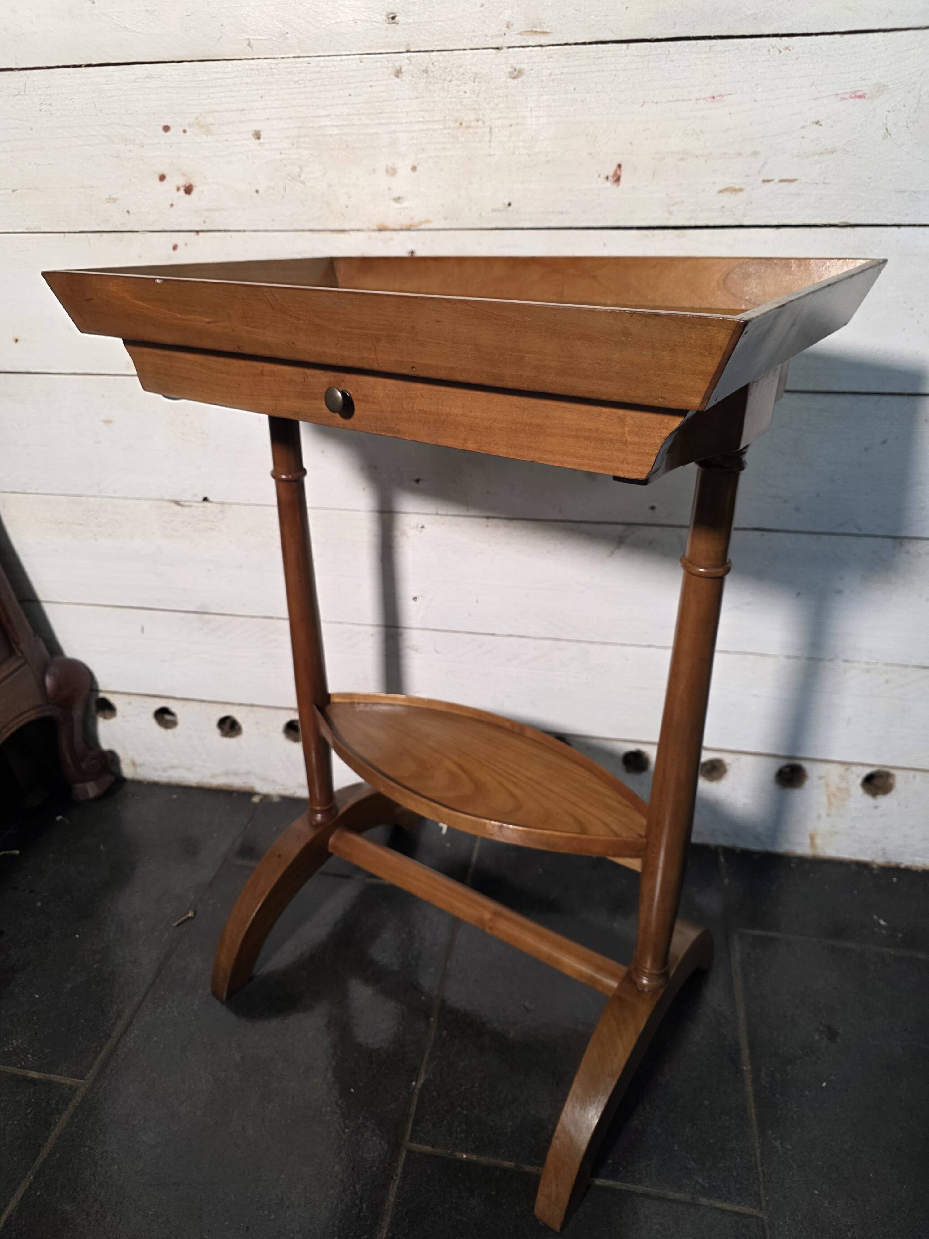 Table de chevet en merisier massif