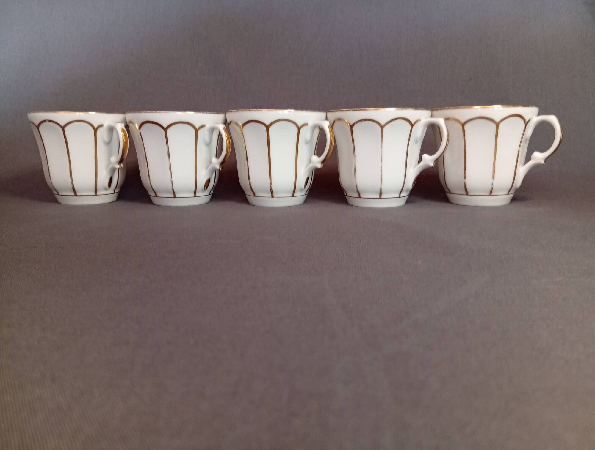Set of 5 cups and saucers Paris Porcelain - Louis Philippe