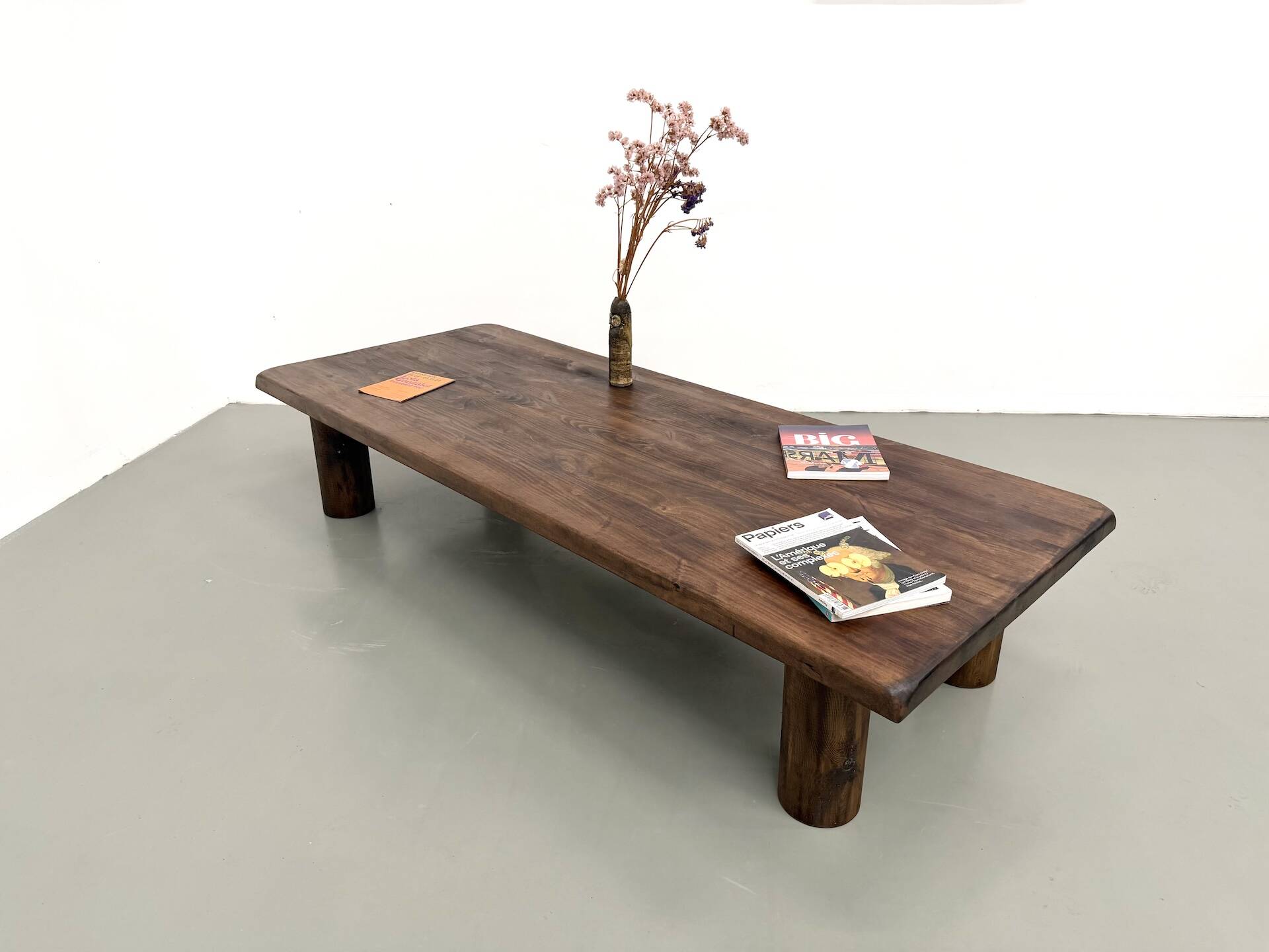 Modernist coffee table in solid elm, cylindrical pine base, 1970s.