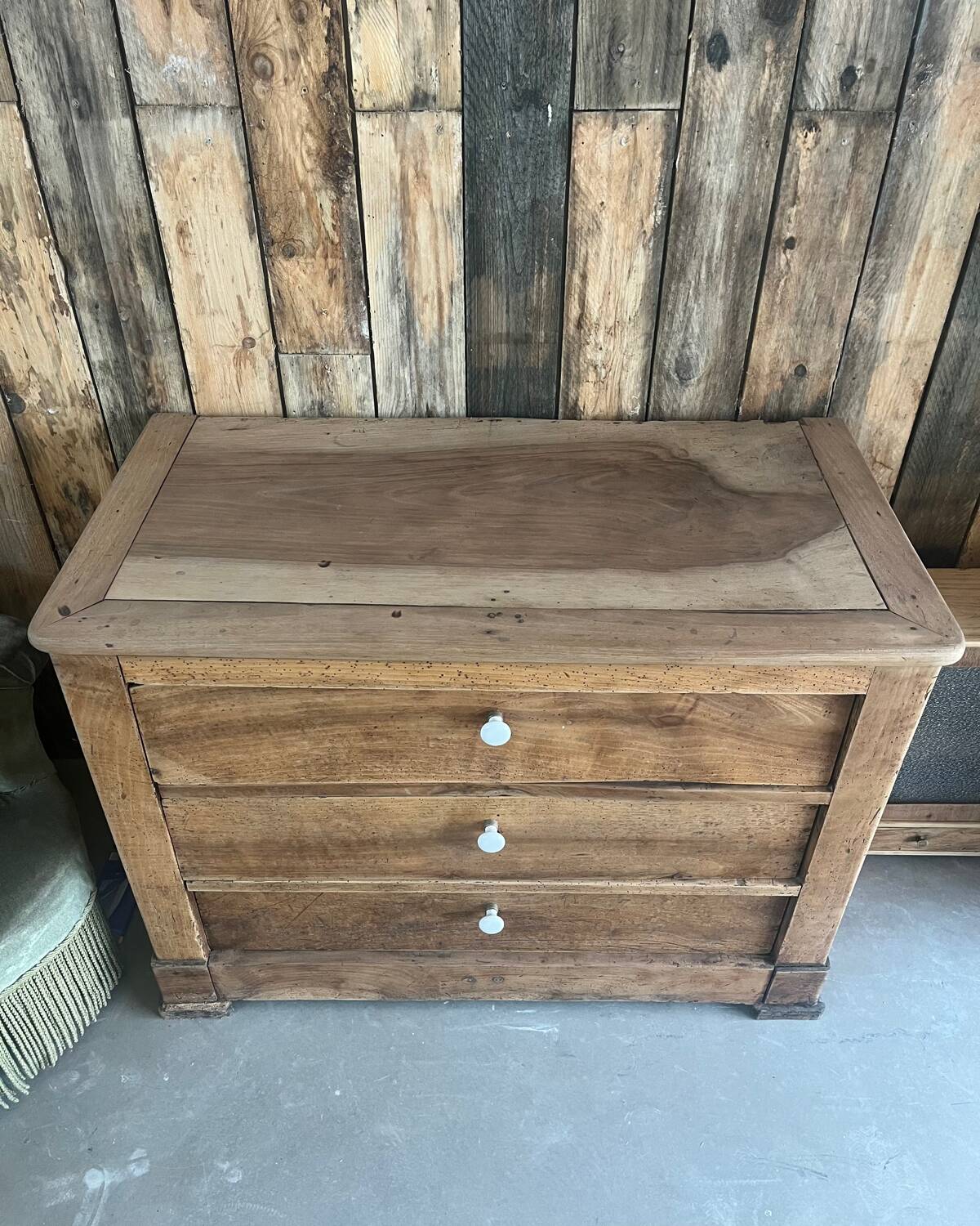 Walnut chest of drawers