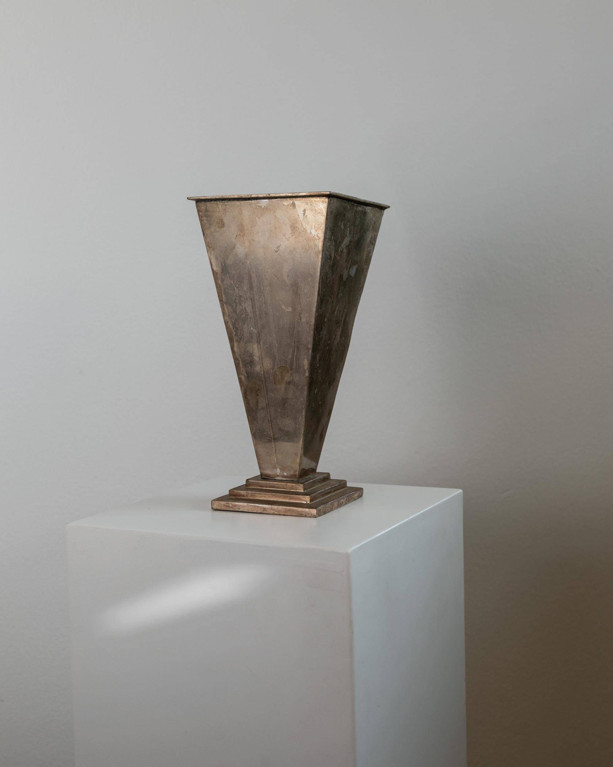 Vase pyramidal vintage en métal argenté des années 1980