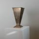 Vase pyramidal vintage en métal argenté des années 1980