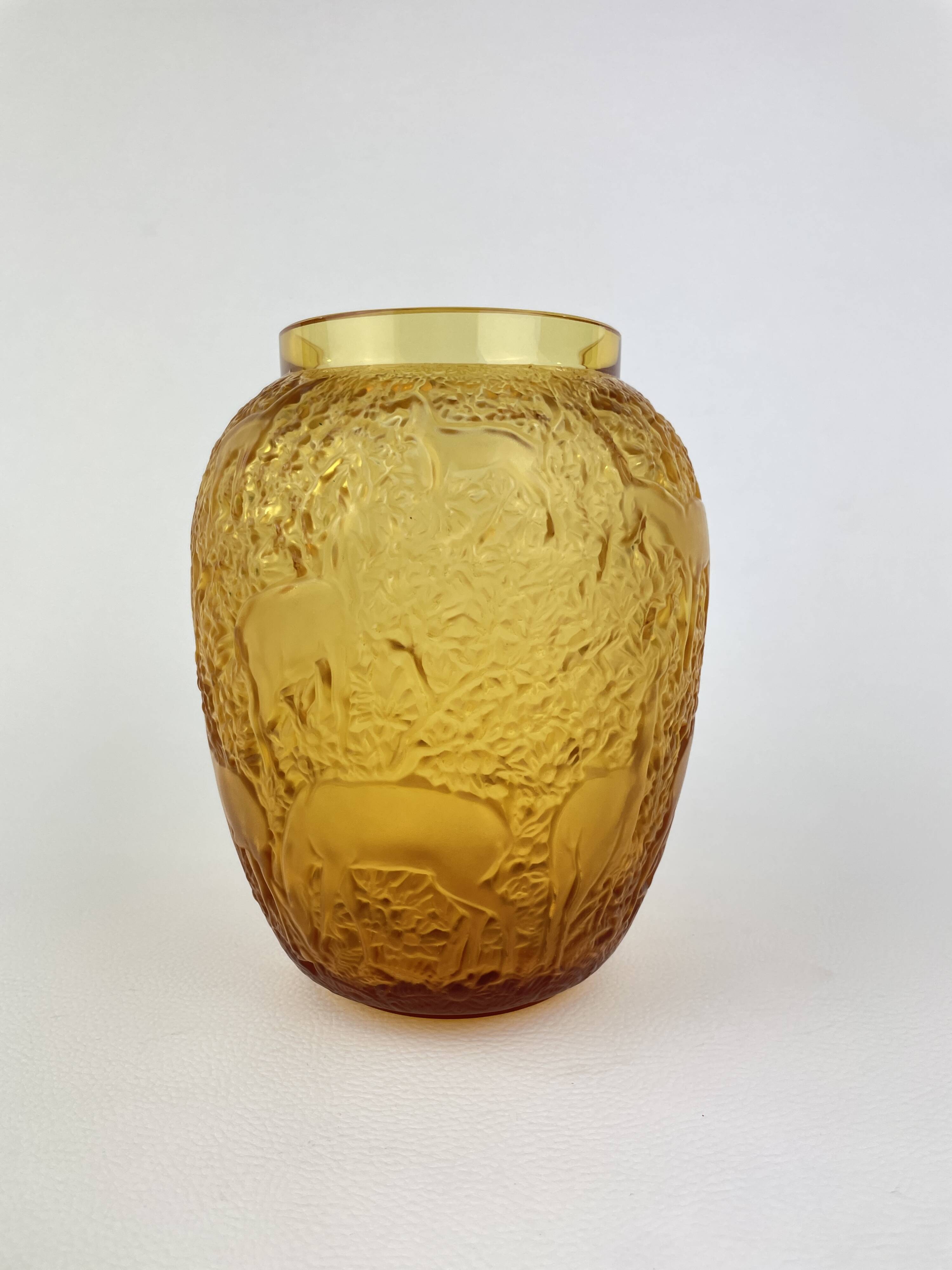 “Biches” crystal vase by Lalique – Amber