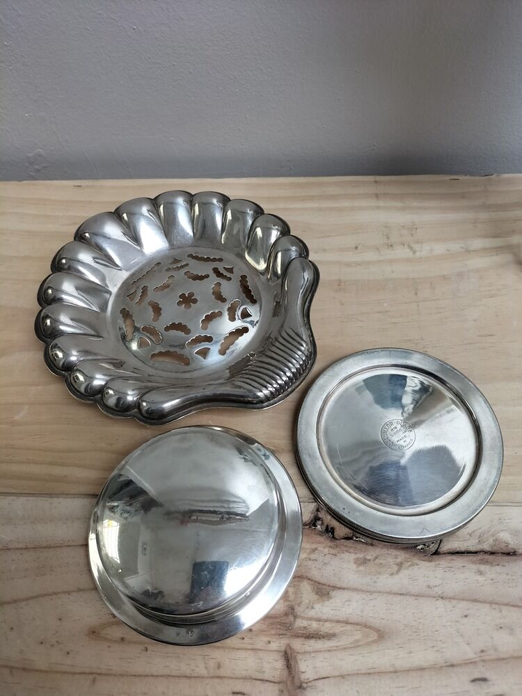 Shell butter dish in silver metal