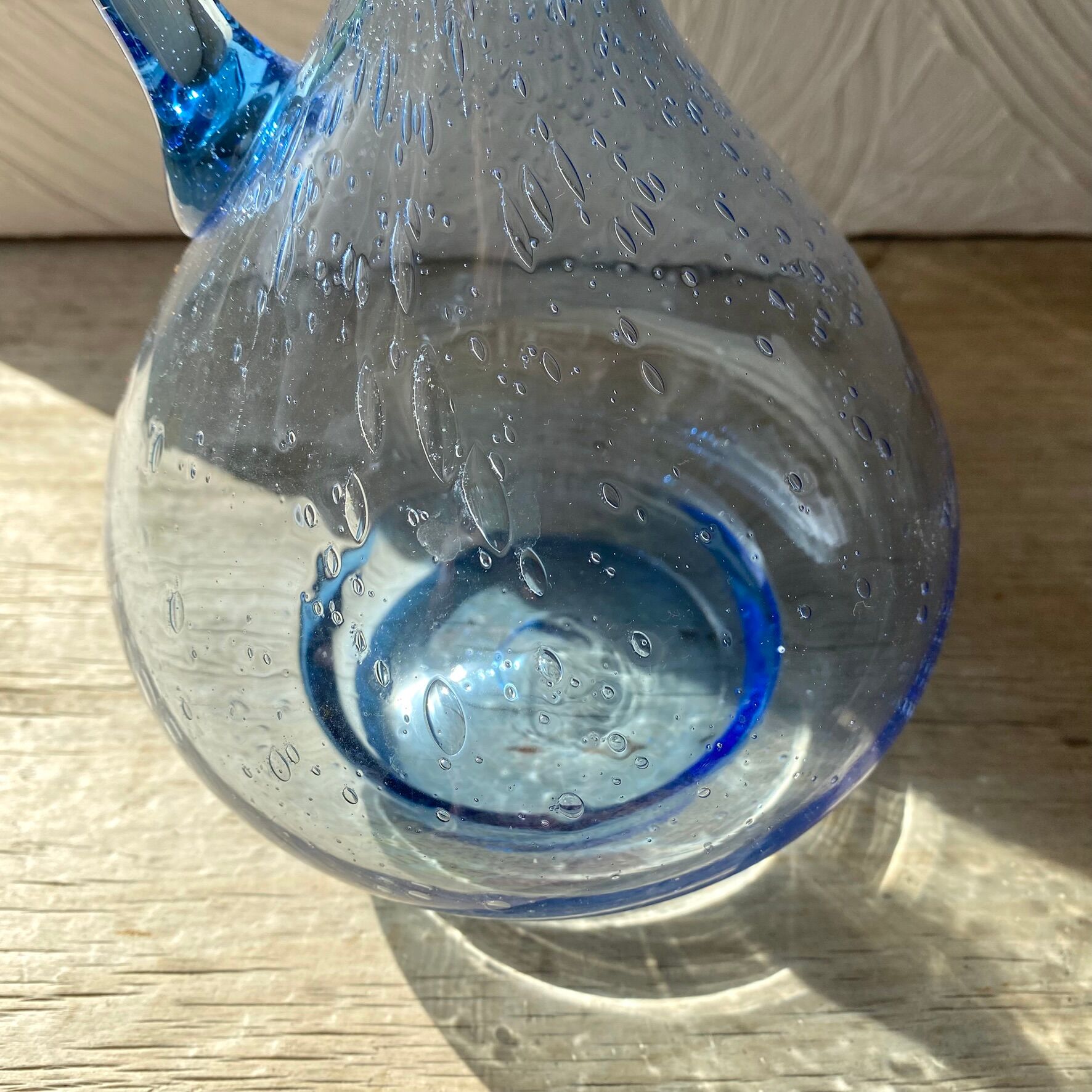 Pichet en verre soufflé bleu 30 cm