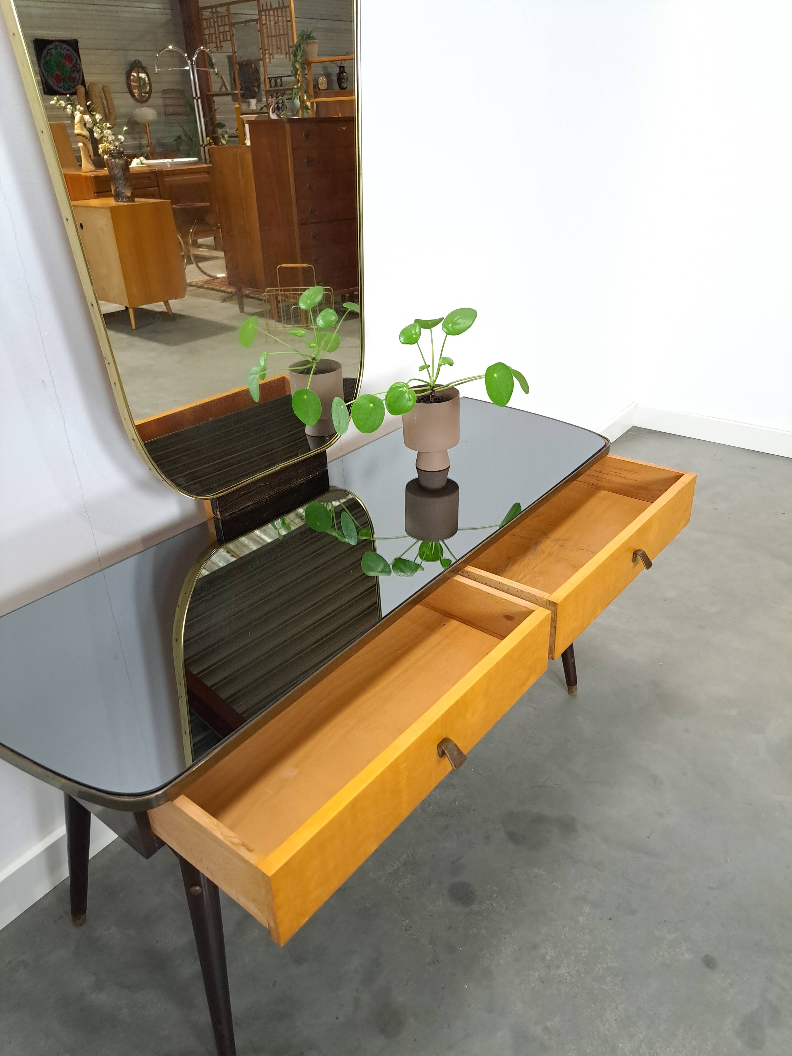 Sidetable met lades en grote spiegel met gouden rand, kaptafel