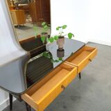 Sidetable met lades en grote spiegel met gouden rand, kaptafel