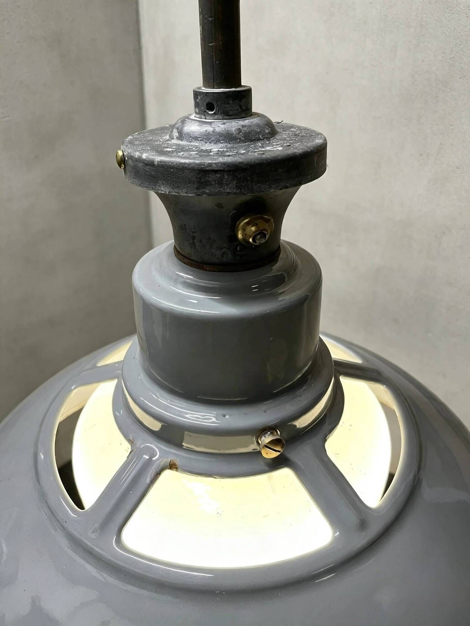 Luminaires en émail de grande taille des années 1930 avec diffuseurs en opaline par Benjamin