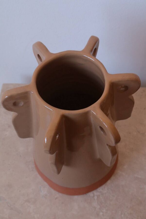 Vase en céramique sculptural beige fait-main